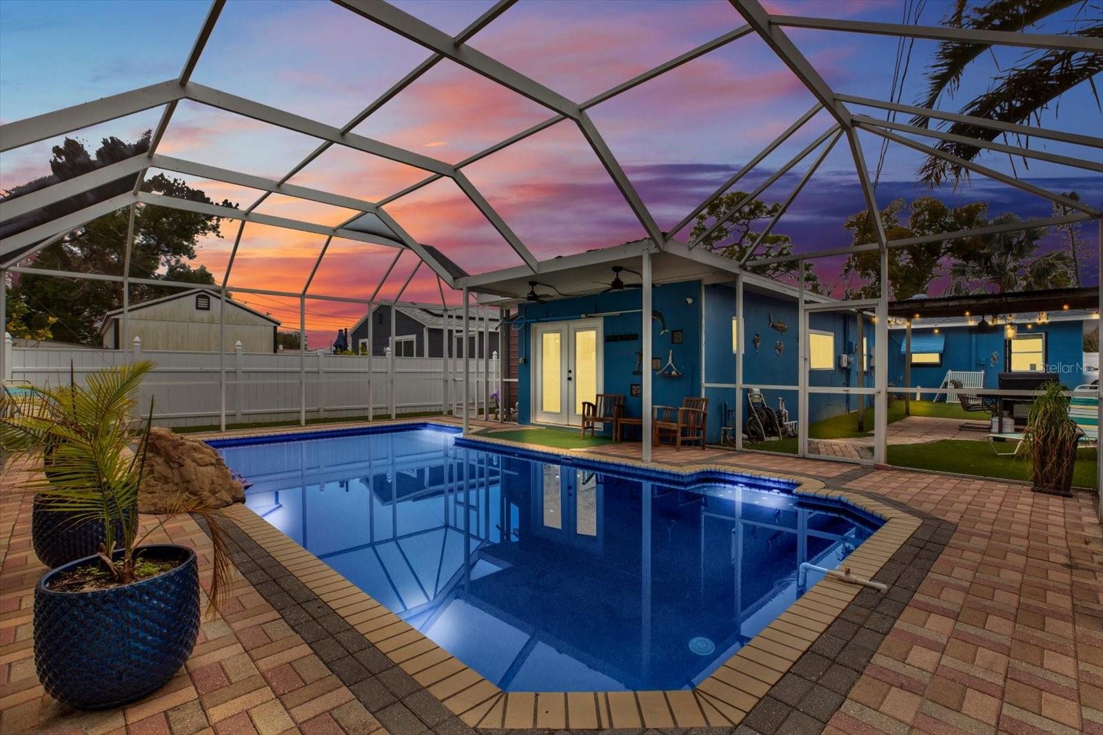 Listing photo id 0 for 1322 Freemont Street S