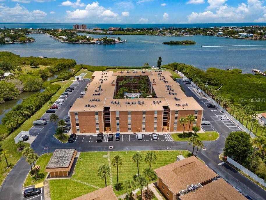 Image 48 of 92 For 12760 Indian Rocks Road 553