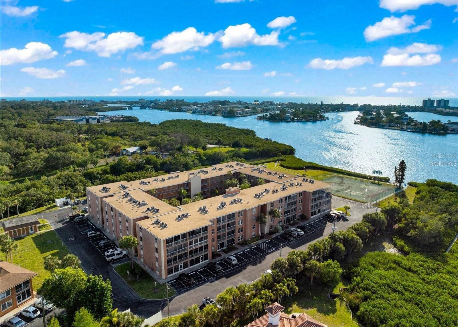 Image 49 of 92 For 12760 Indian Rocks Road 553