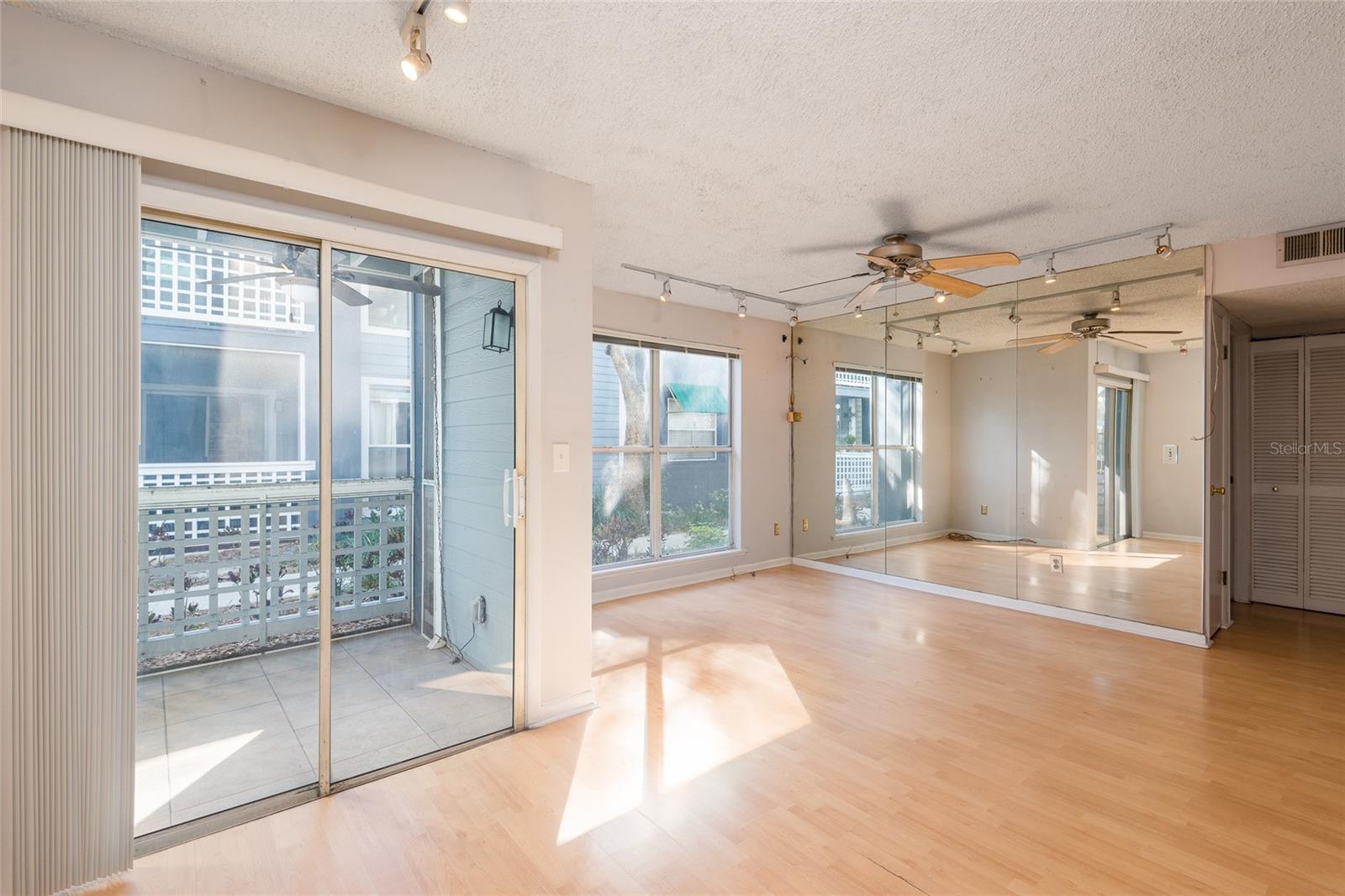 Image 10 of 39 For 606 Albany Avenue 9