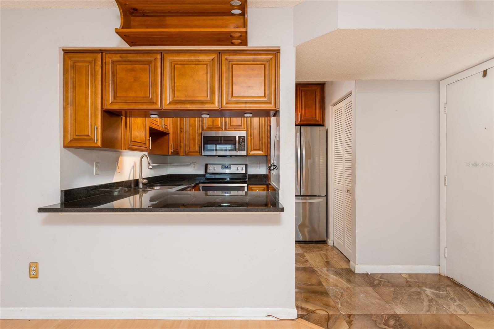 Image 13 of 39 For 606 Albany Avenue 9