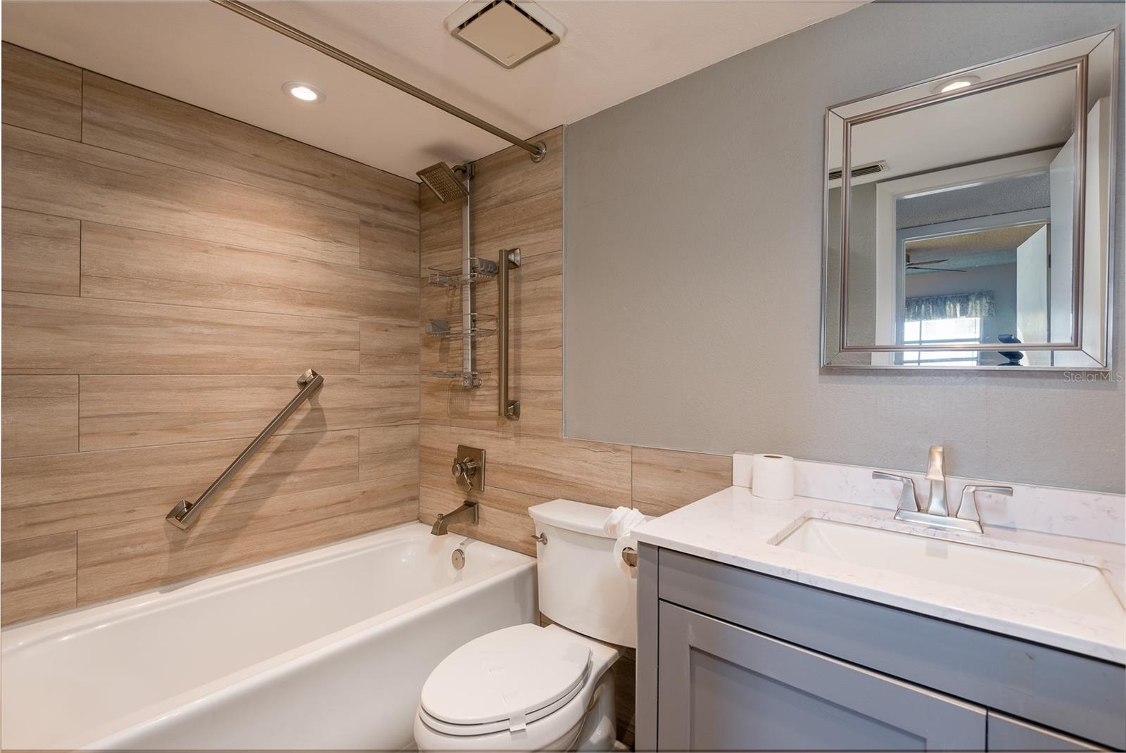 Image 16 of 39 For 606 Albany Avenue 9