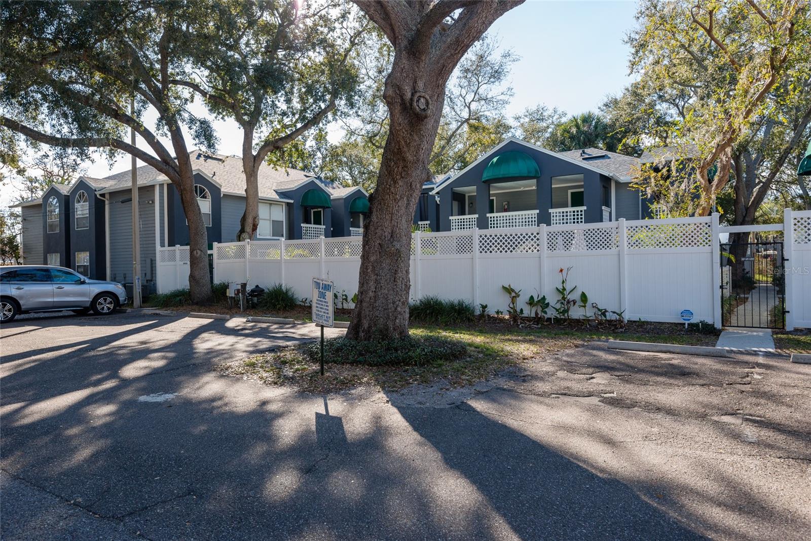 Image 22 of 39 For 606 Albany Avenue 9