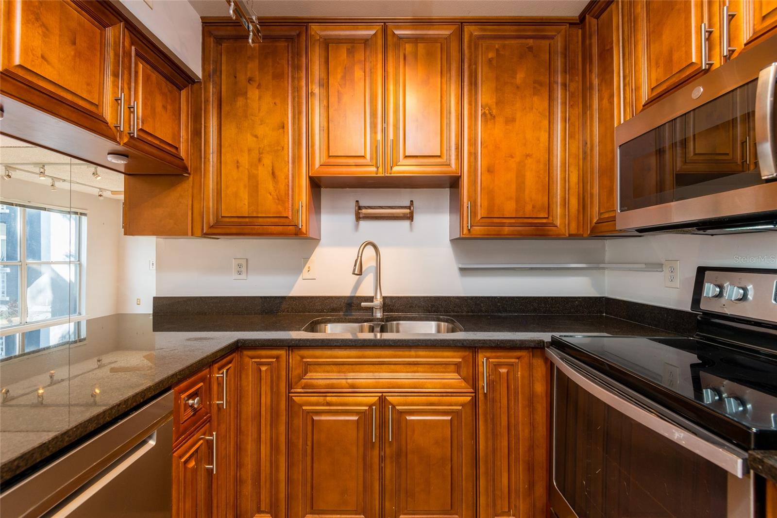 Image 8 of 39 For 606 Albany Avenue 9