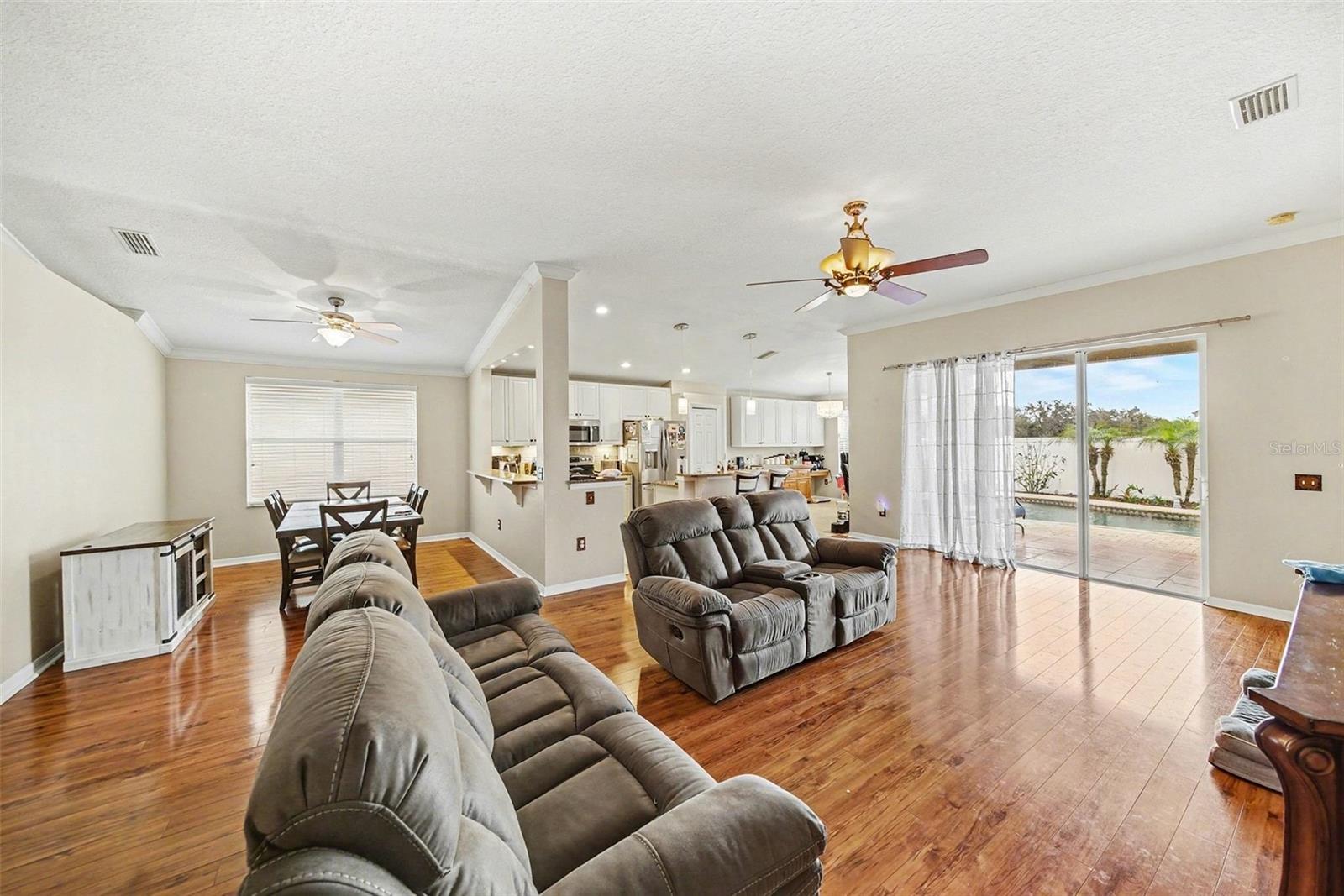 Listing photo id 4 for 215 Fern Gulley Drive