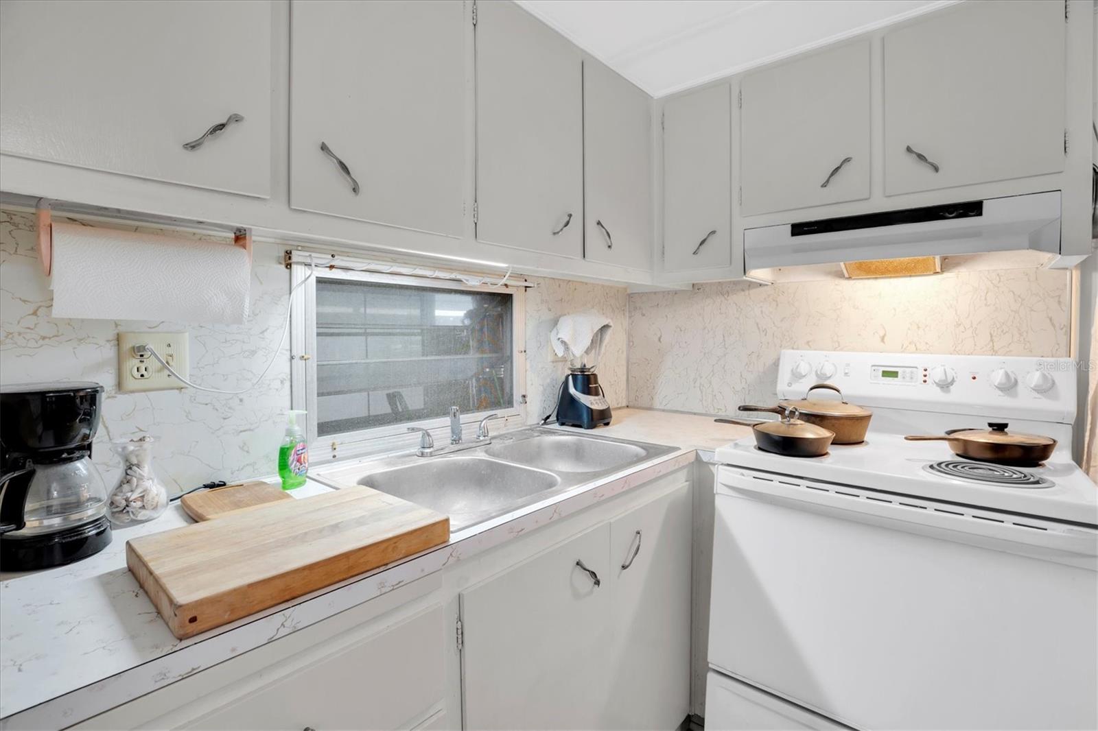 Listing photo id 5 for 7801 34th Avenue N 70