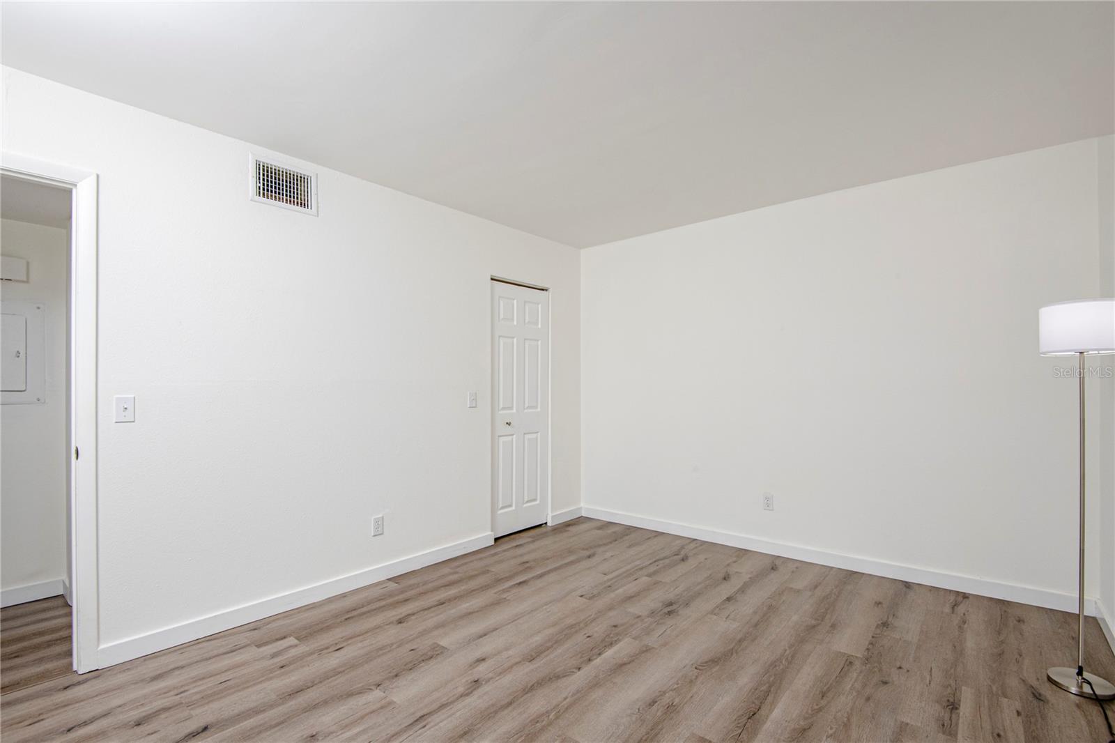 Image 11 of 17 For 1007 Bayshore Boulevard 107