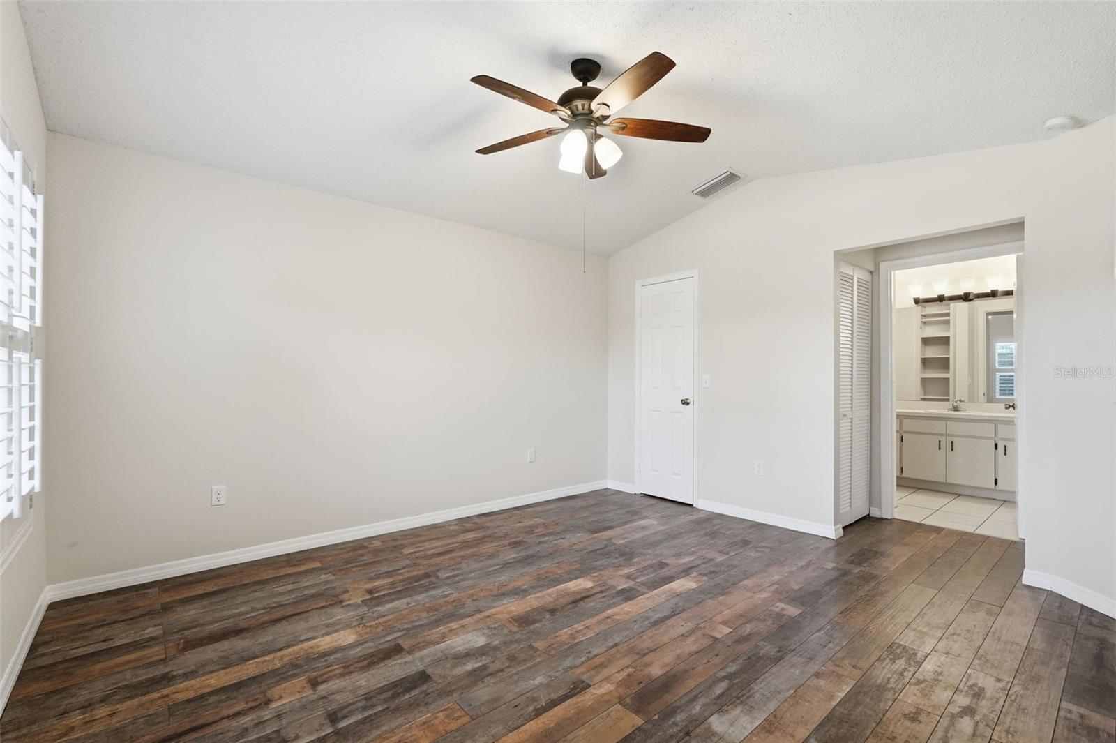 Image 14 of 41 For 939 Sandywood Drive