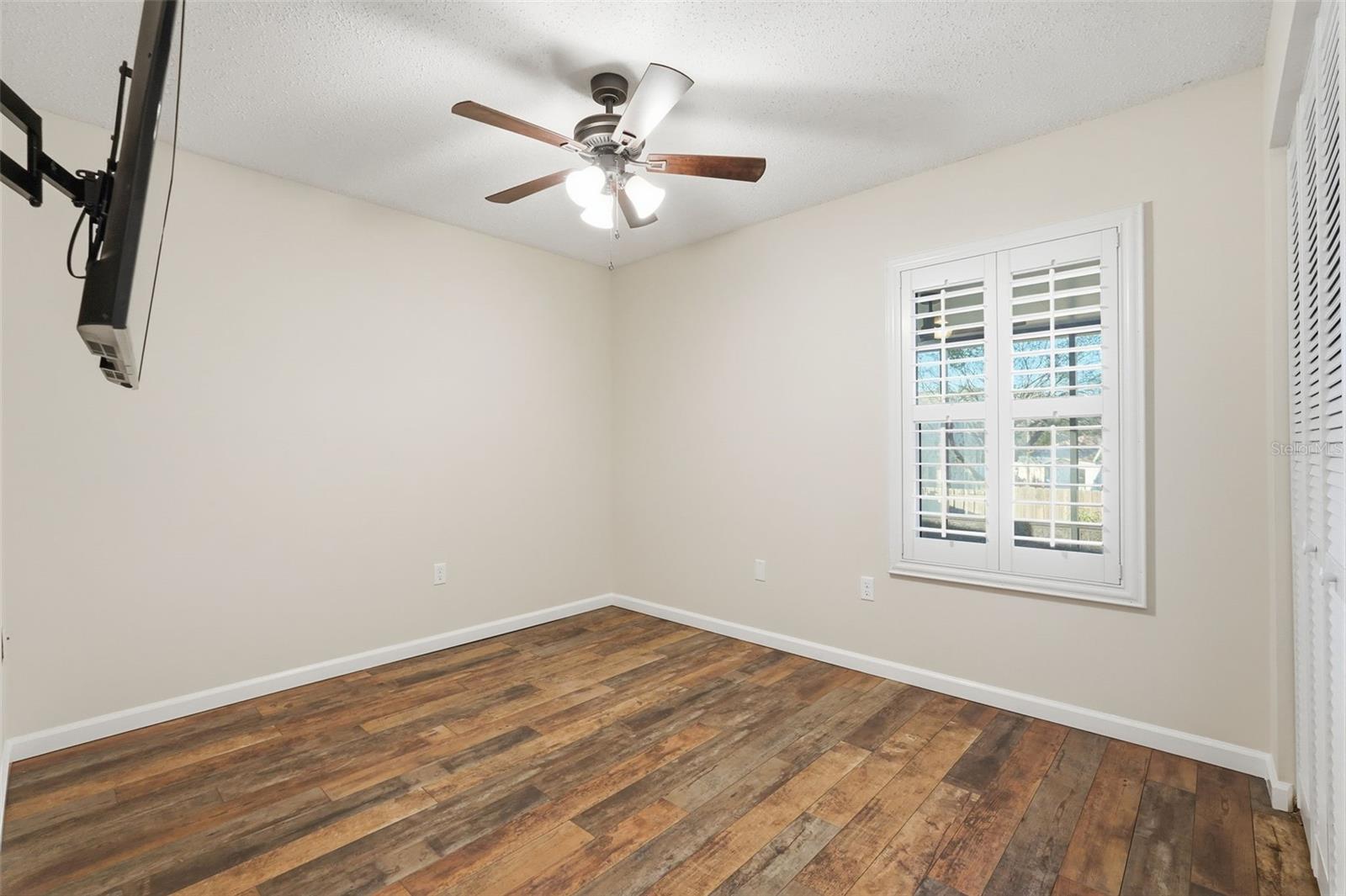 Image 17 of 41 For 939 Sandywood Drive