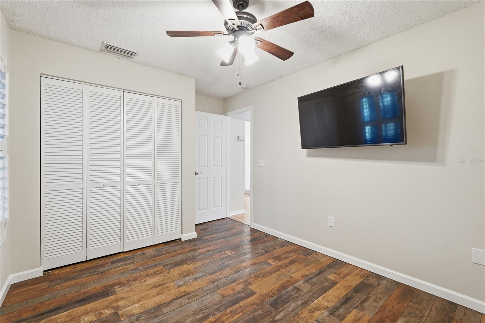 Image 18 of 41 For 939 Sandywood Drive