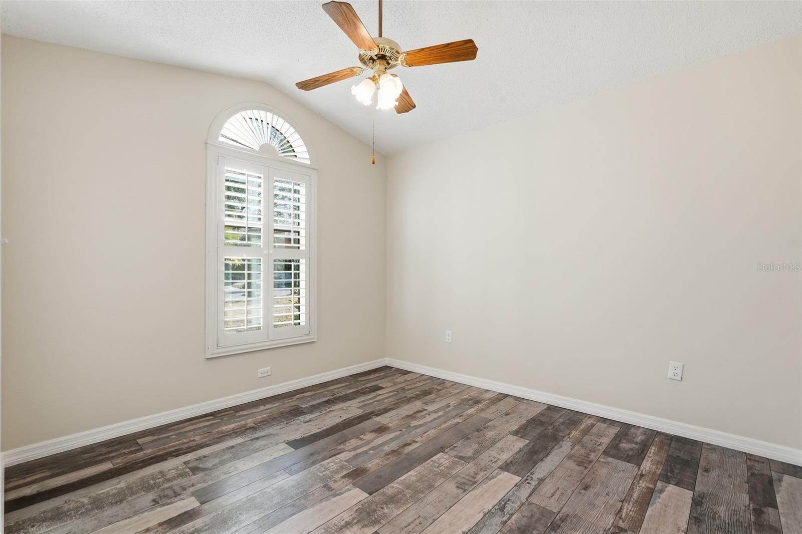 Image 20 of 41 For 939 Sandywood Drive