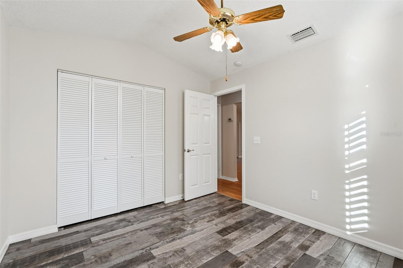 Image 21 of 41 For 939 Sandywood Drive