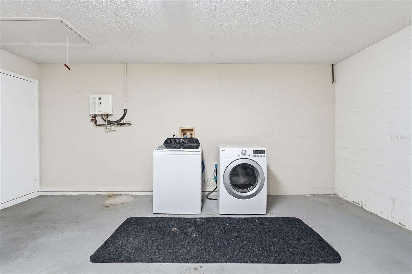 Image 32 of 41 For 939 Sandywood Drive