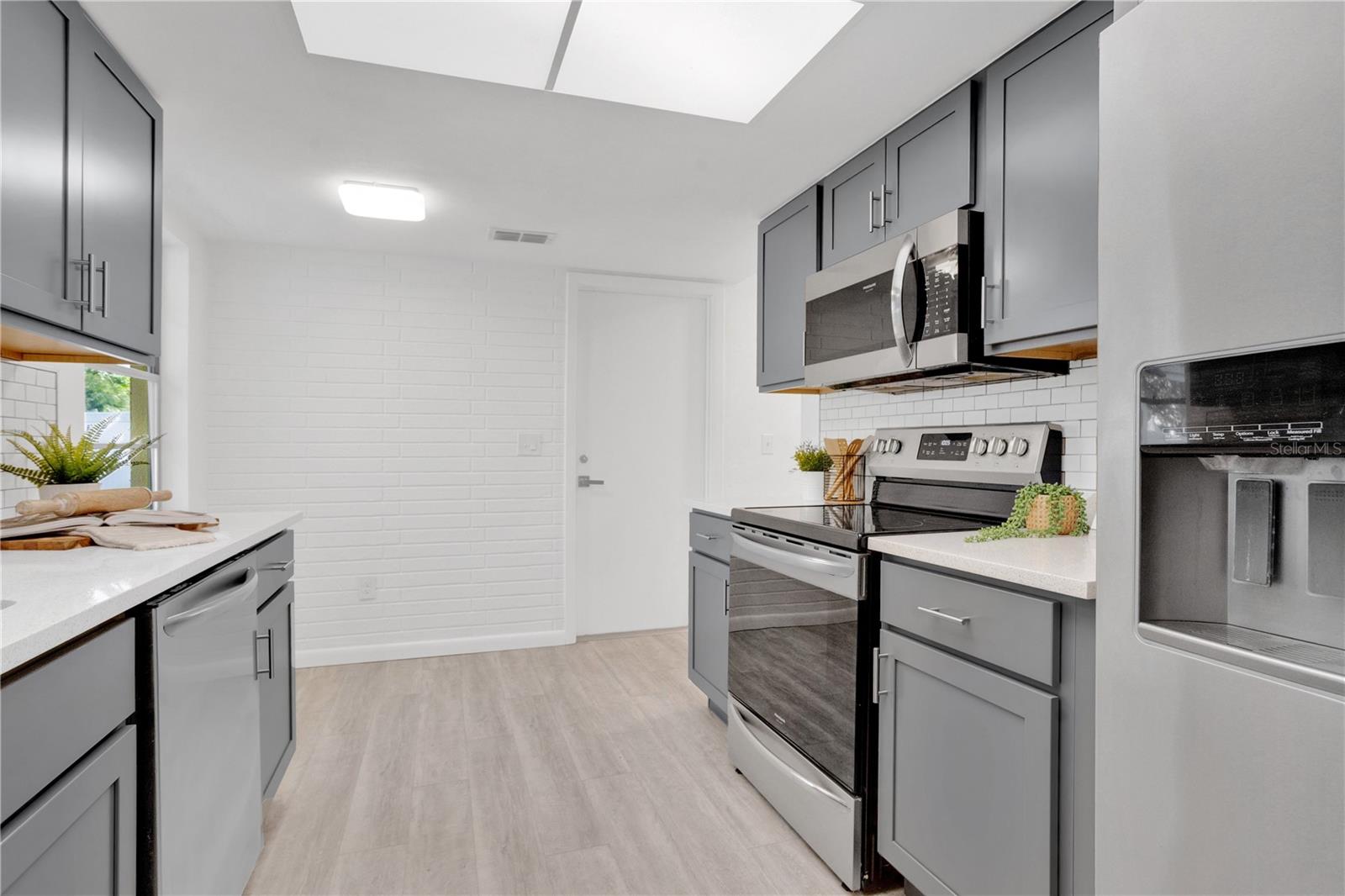 Image 5 of 21 For 2481 12th Avenue Sw