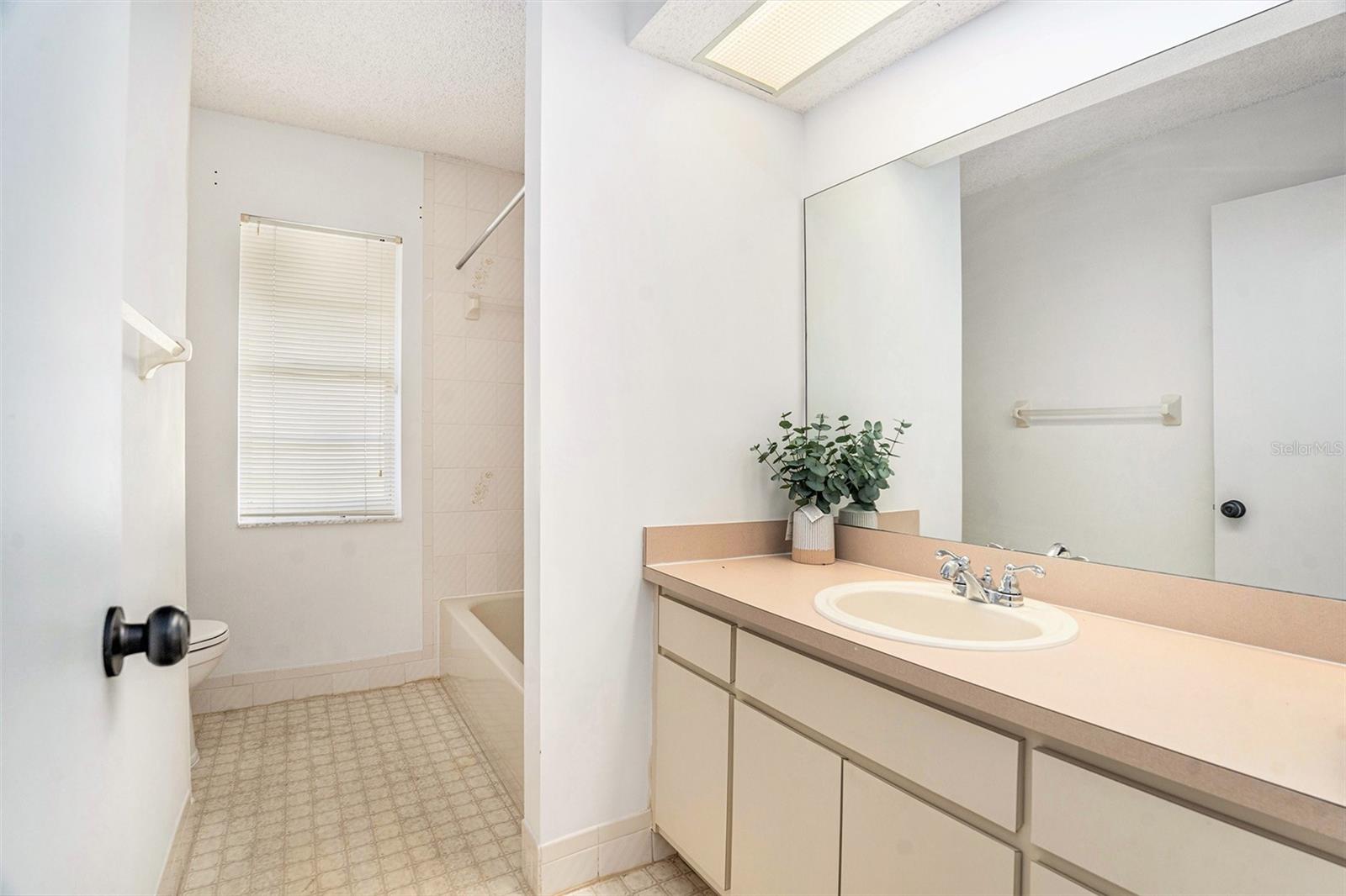 Image 12 of 27 For 1247 Venetia Drive