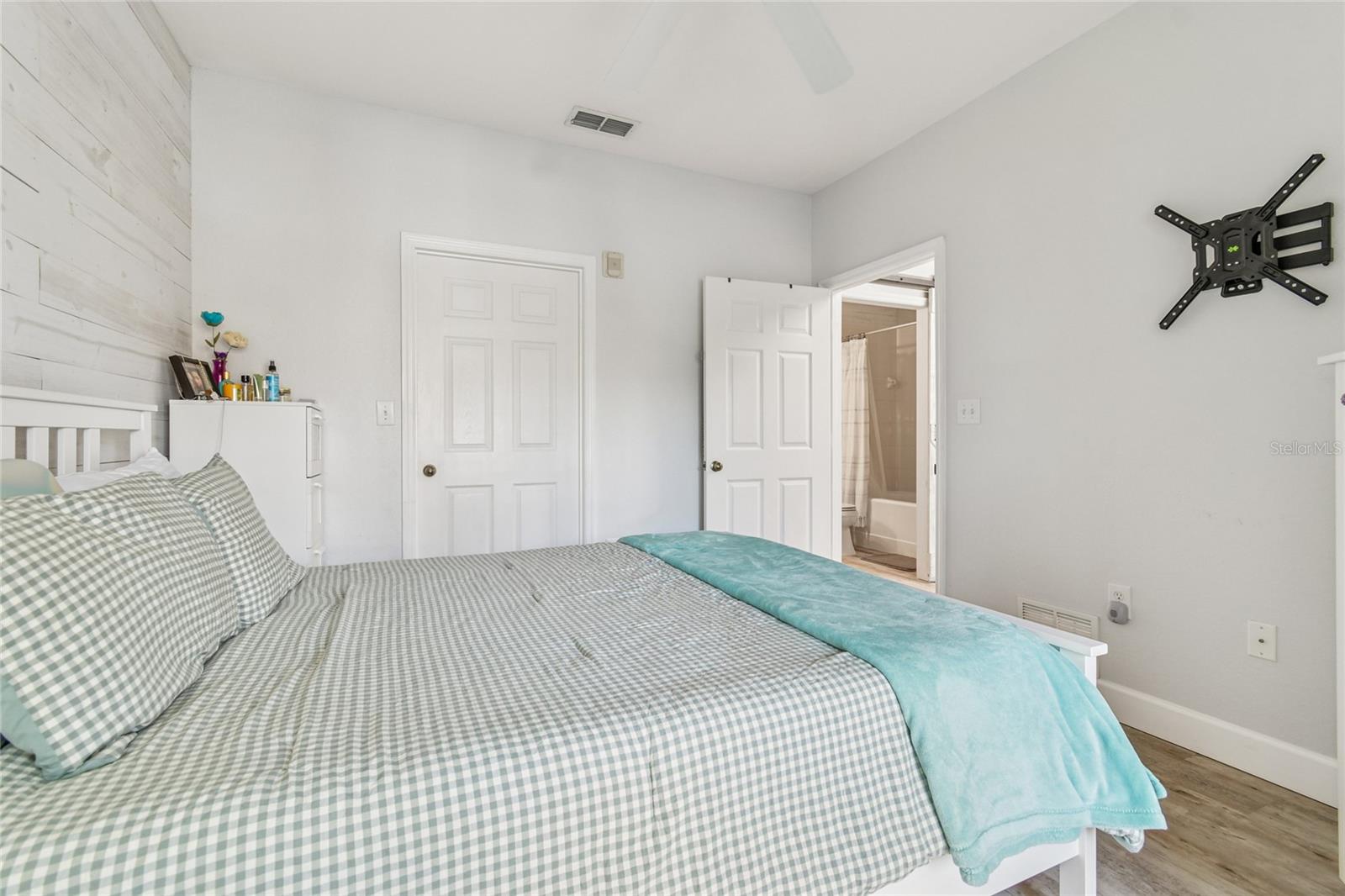 Image 14 of 44 For 2405 Courtney Meadows Court 202