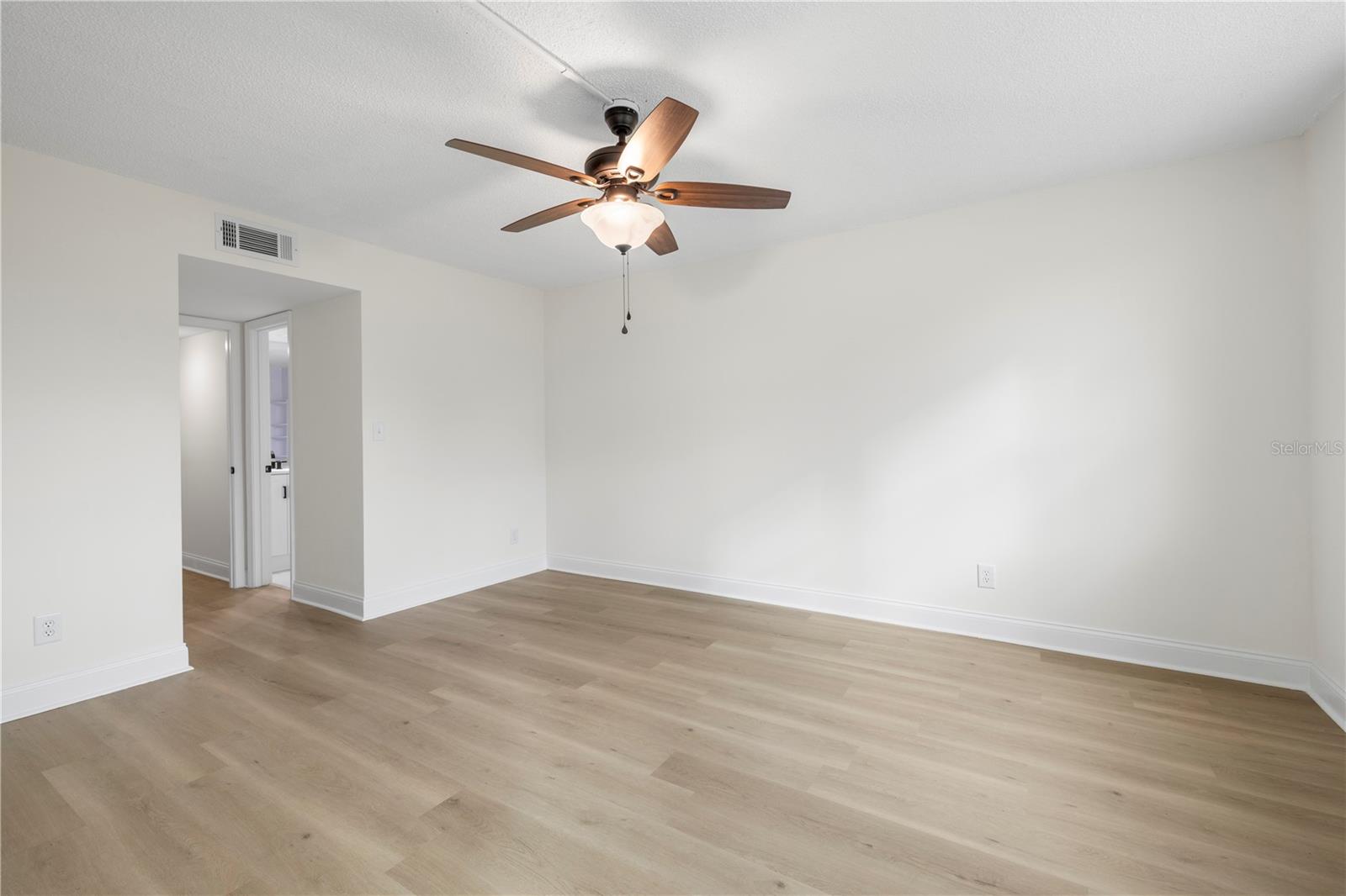 Image 20 of 51 For 4715 Bay Street Ne 123