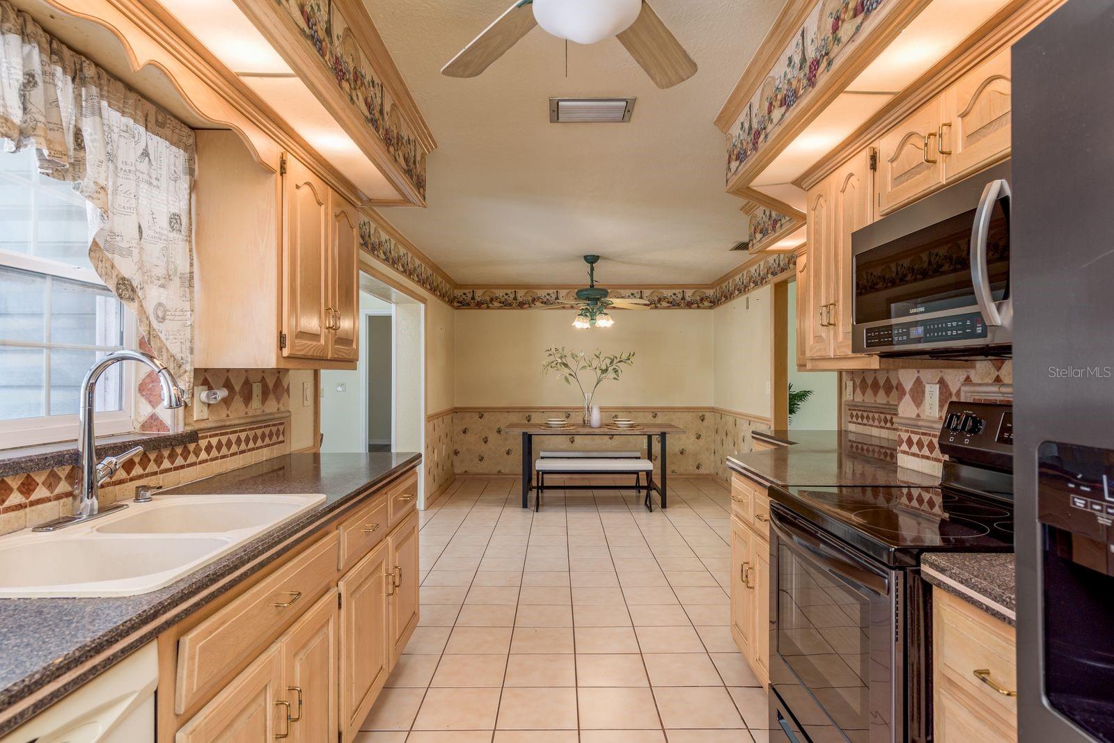 Image 10 of 33 For 1402 Overlea Drive