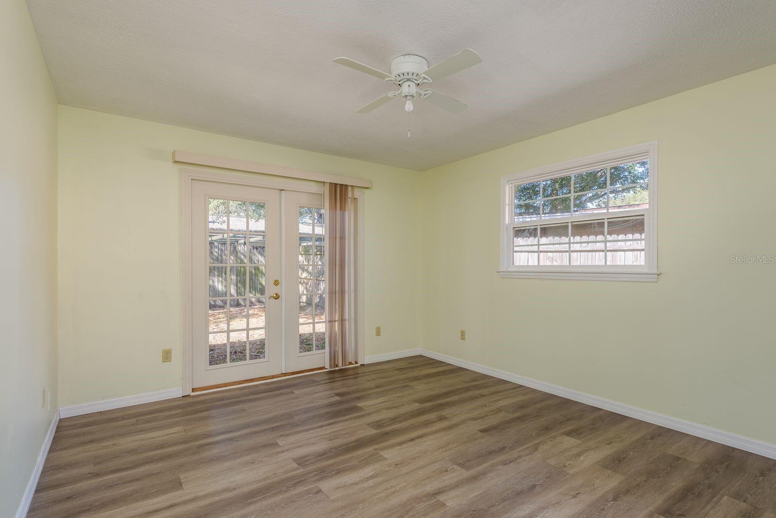 Image 17 of 33 For 1402 Overlea Drive