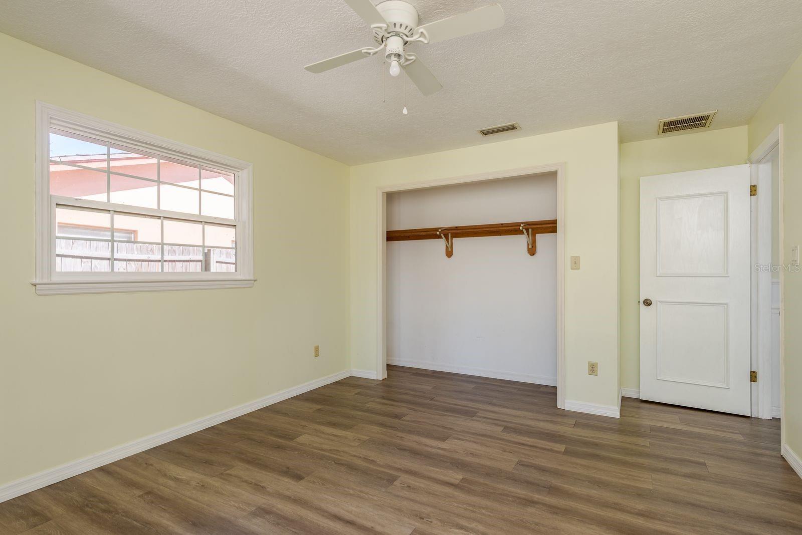 Image 18 of 33 For 1402 Overlea Drive