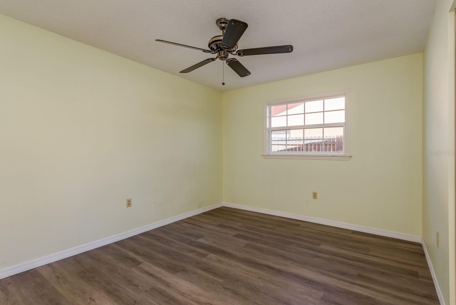 Image 19 of 33 For 1402 Overlea Drive