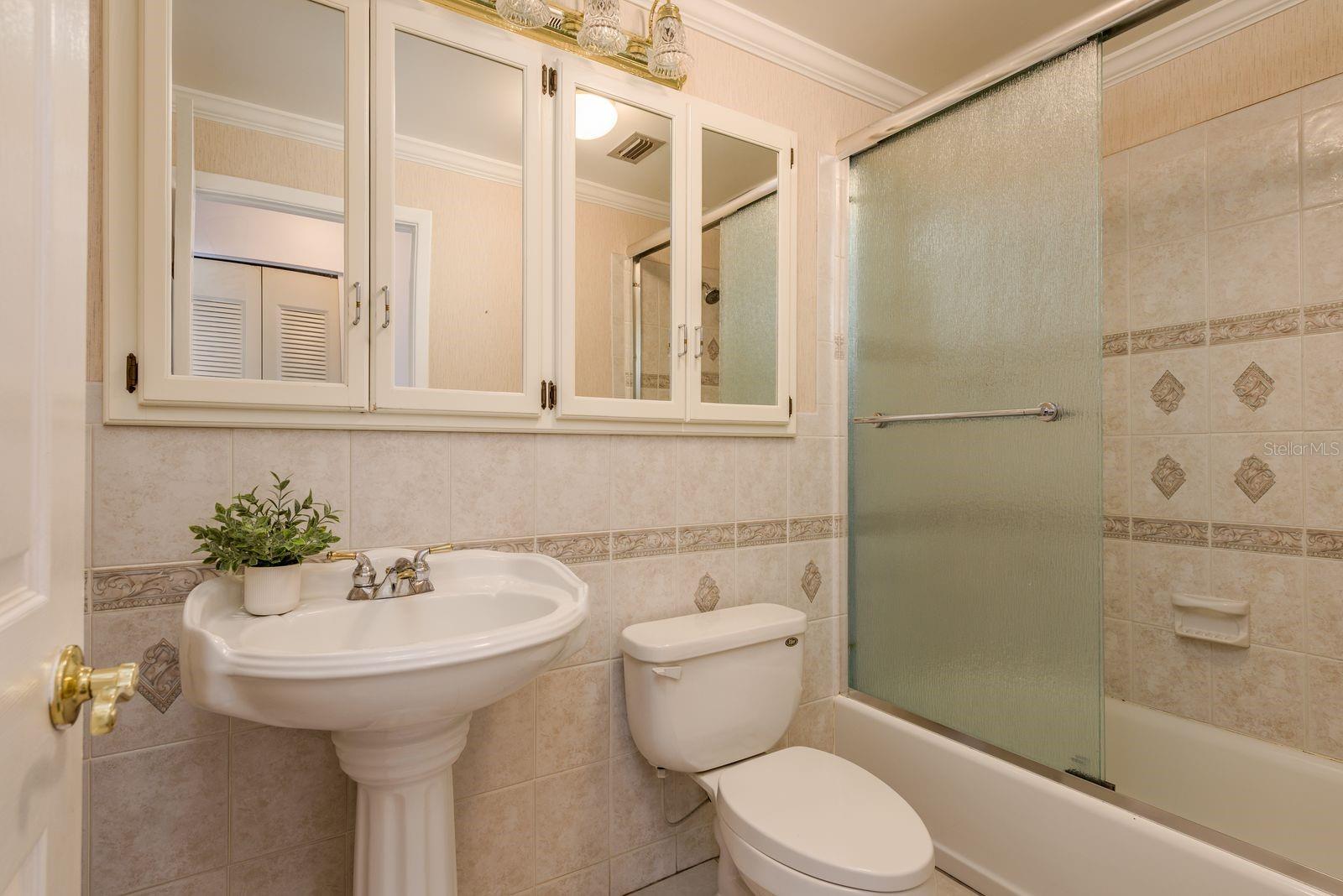 Image 21 of 33 For 1402 Overlea Drive