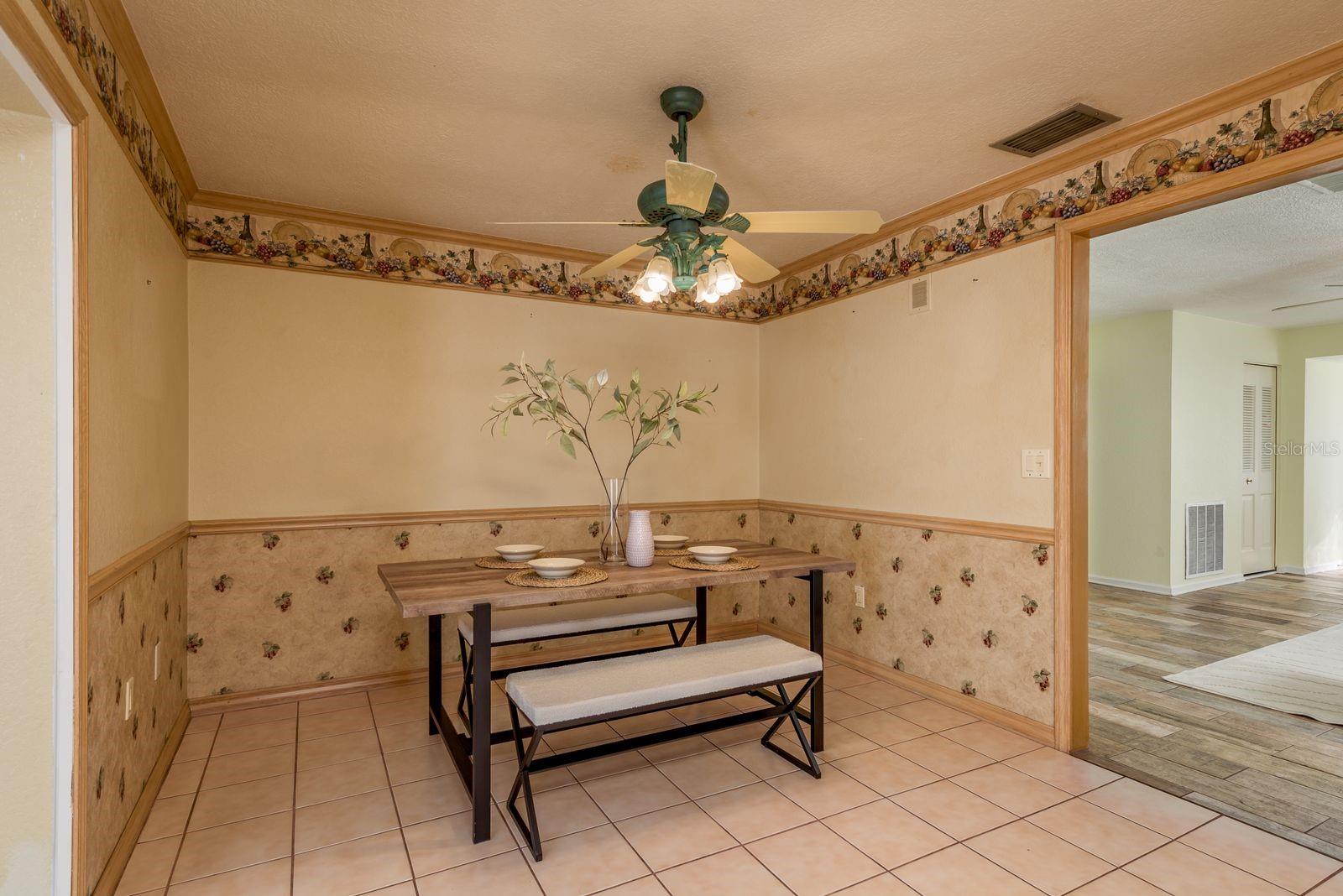 Image 7 of 33 For 1402 Overlea Drive