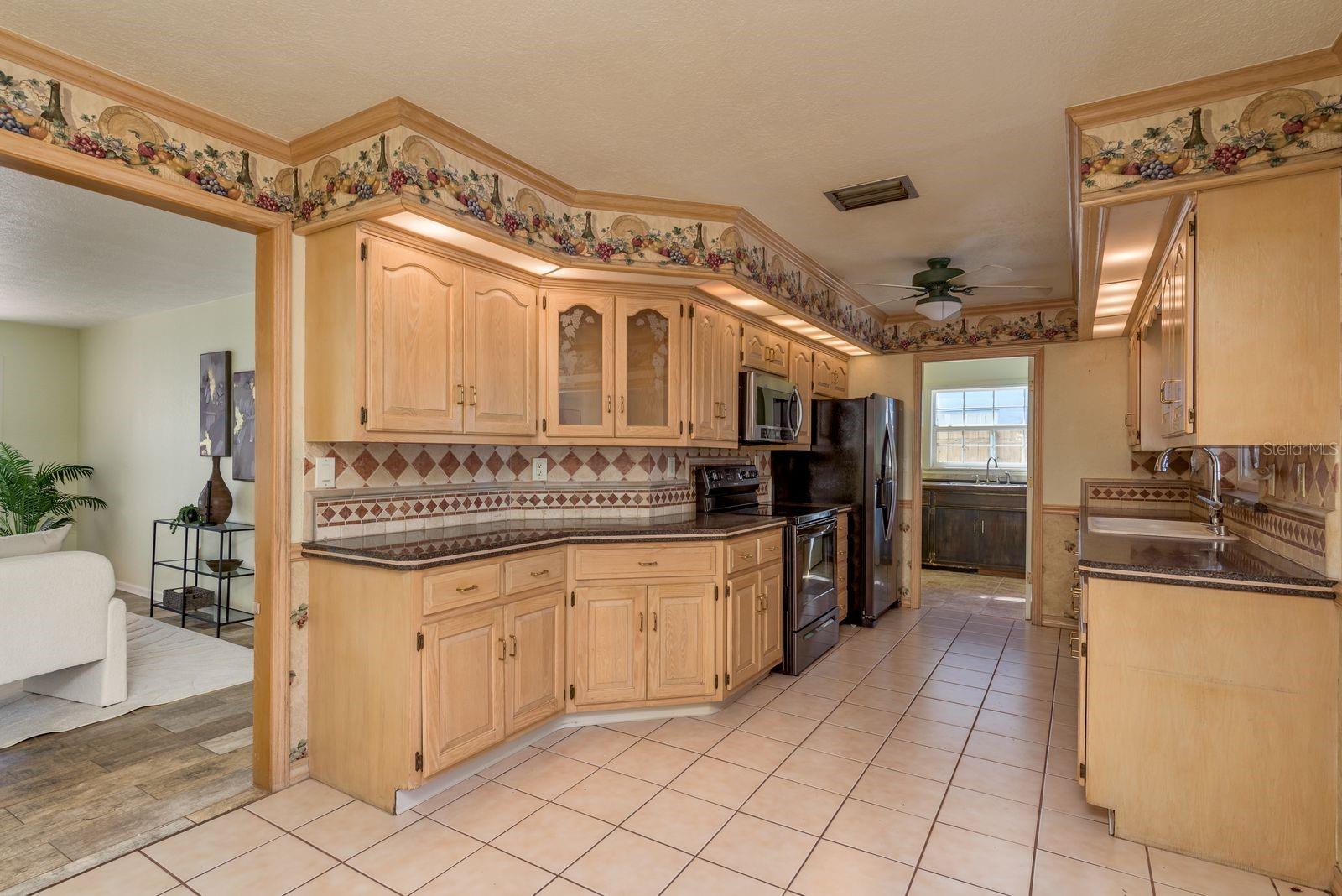 Image 8 of 33 For 1402 Overlea Drive