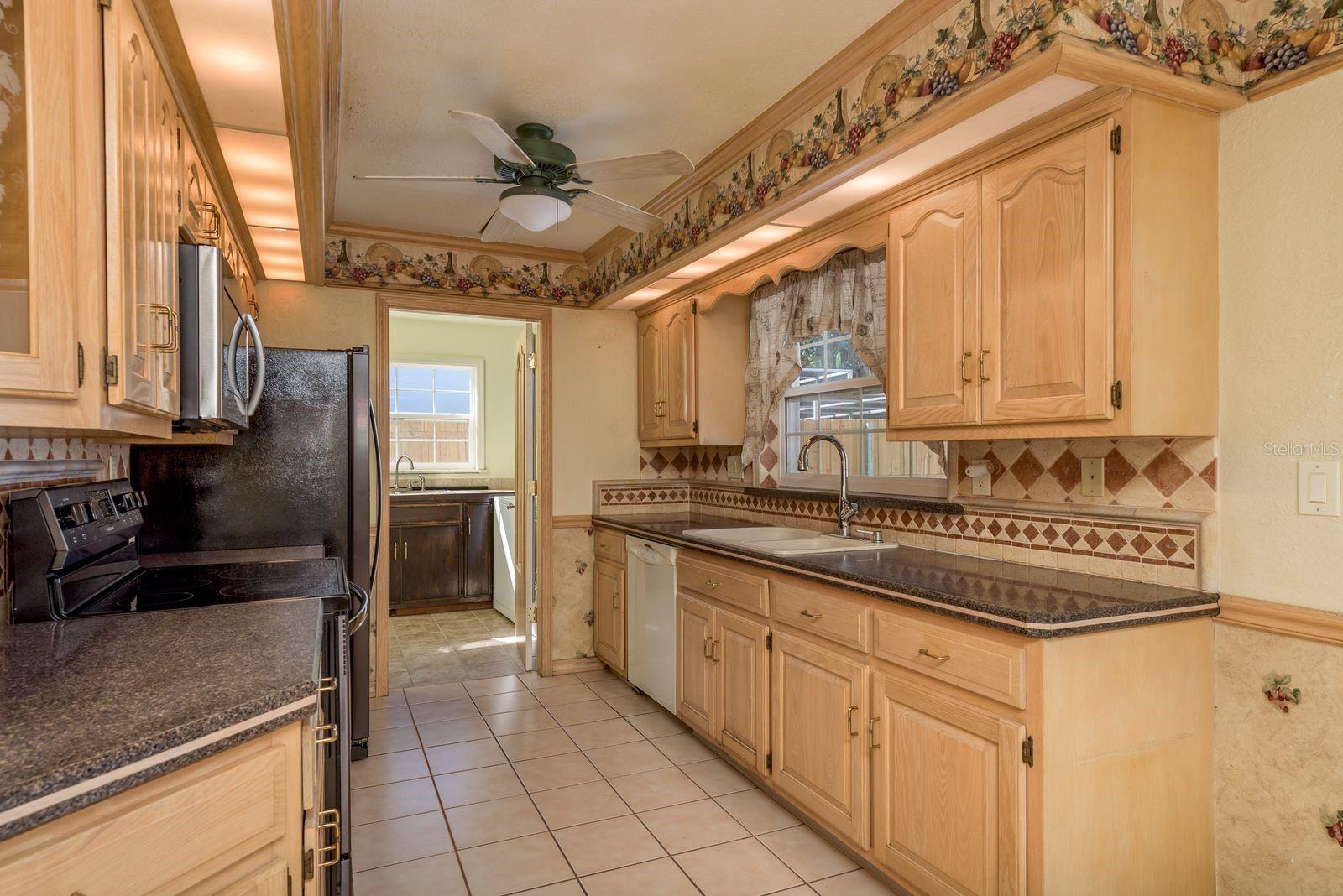 Image 9 of 33 For 1402 Overlea Drive