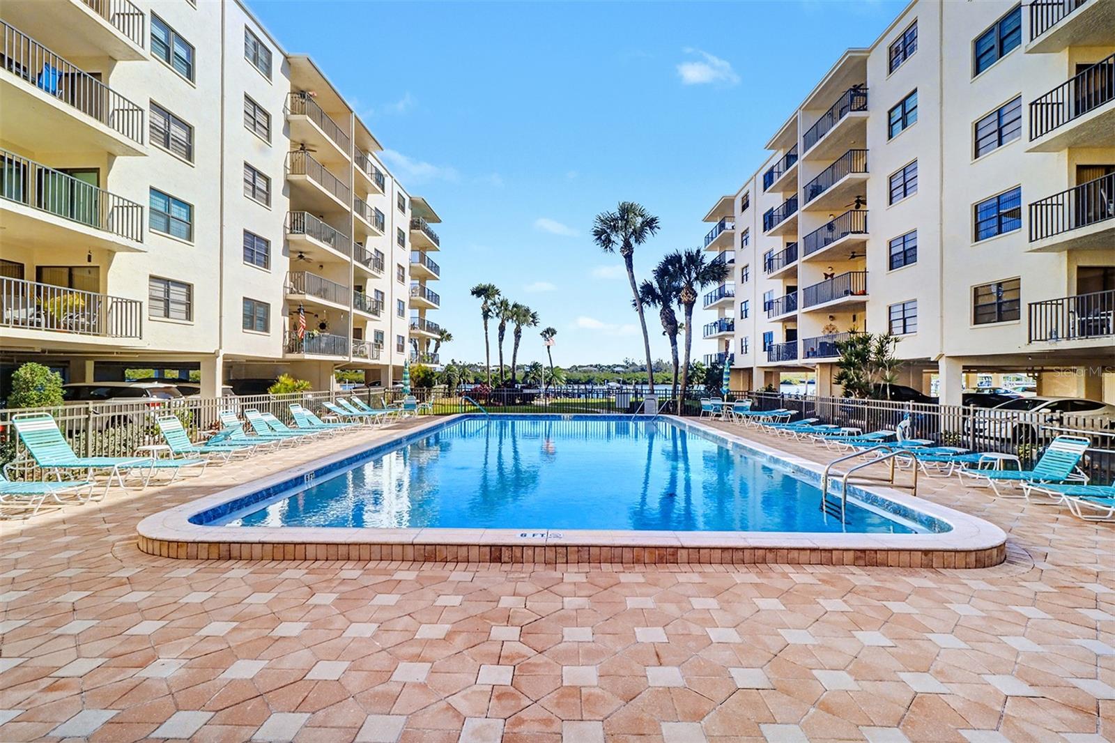 Image 4 of 47 For 19531 Gulf Boulevard 615