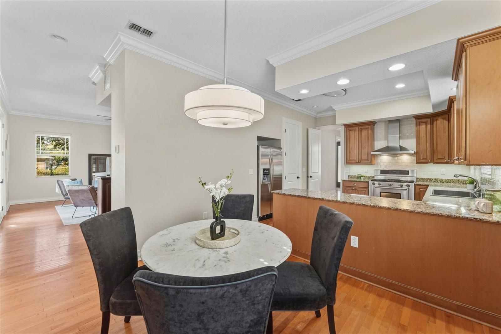 Listing photo id 13 for 2722 Myrtle Avenue