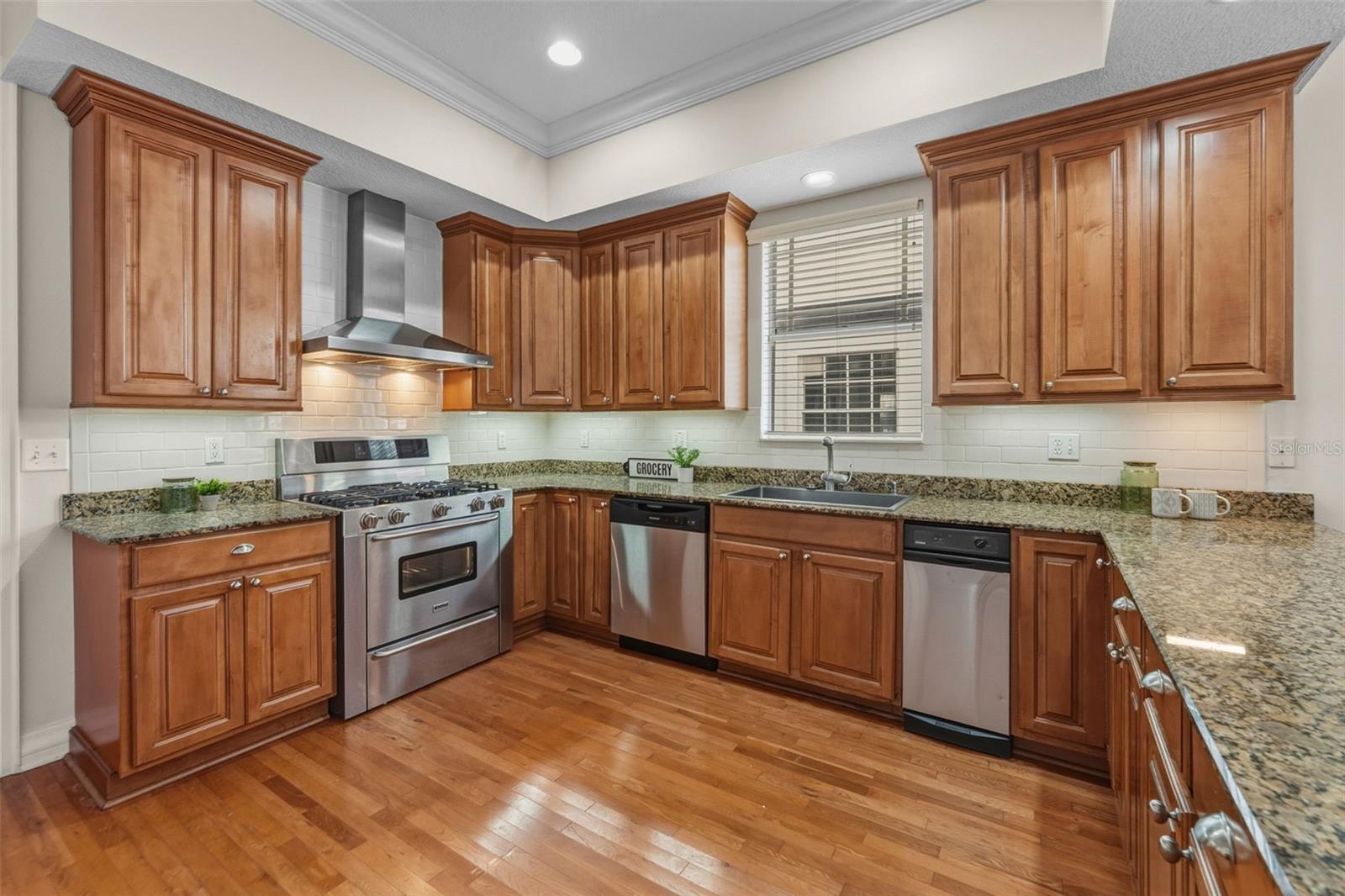 Listing photo id 15 for 2722 Myrtle Avenue