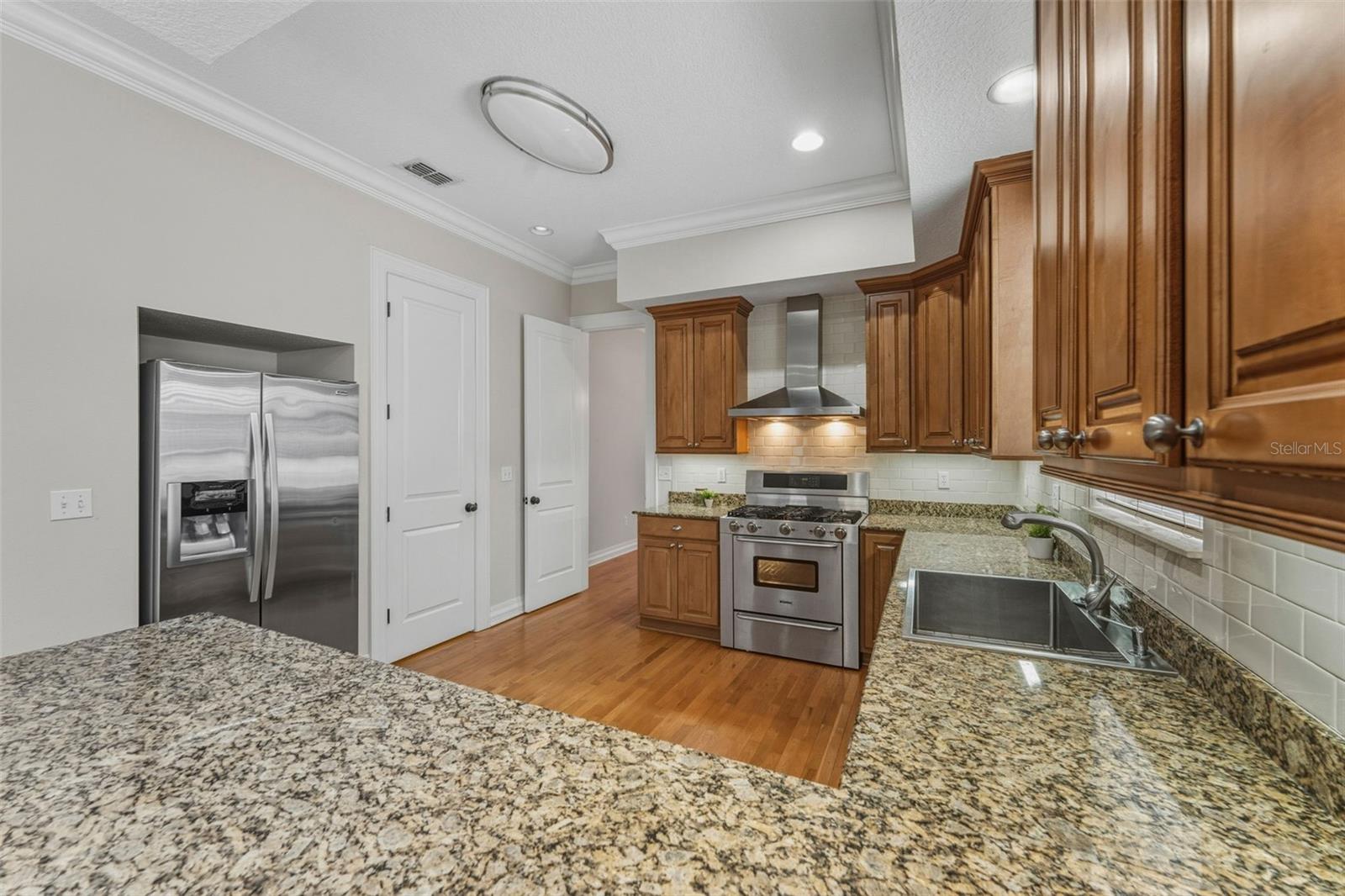 Listing photo id 16 for 2722 Myrtle Avenue