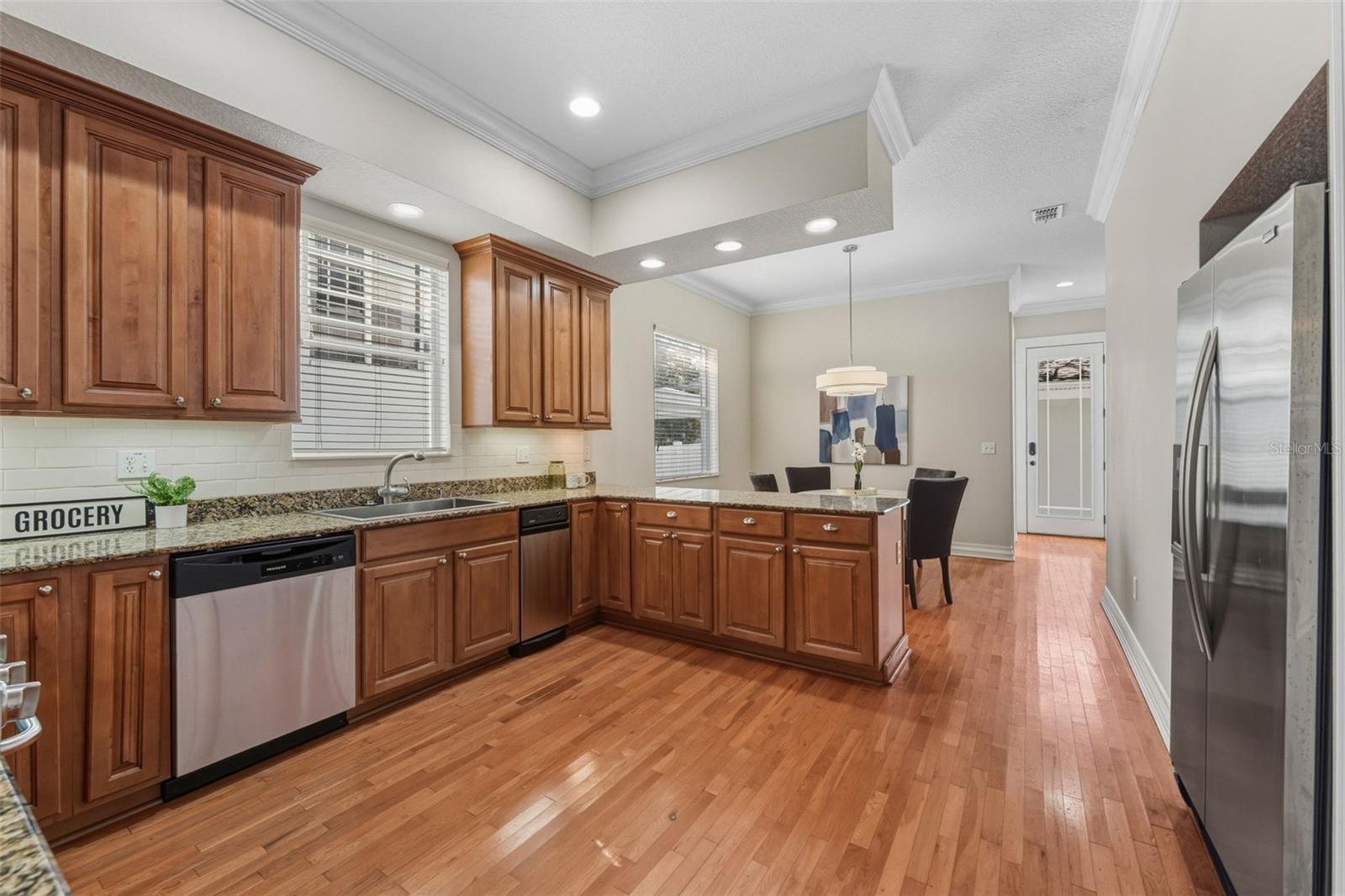 Listing photo id 17 for 2722 Myrtle Avenue