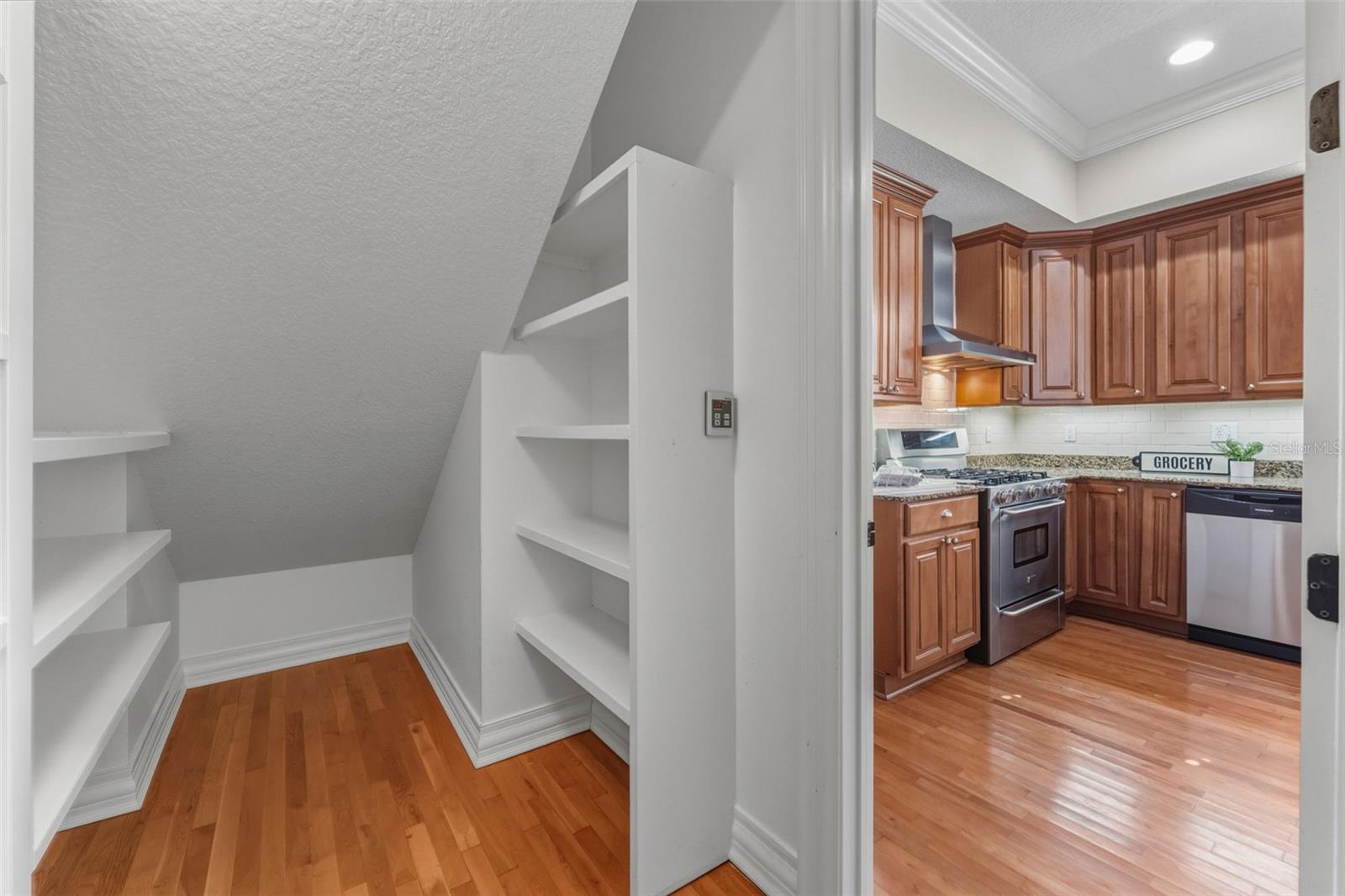 Listing photo id 18 for 2722 Myrtle Avenue