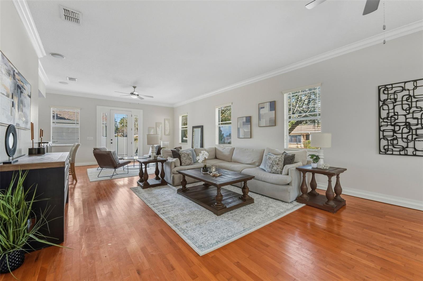 Listing photo id 3 for 2722 Myrtle Avenue