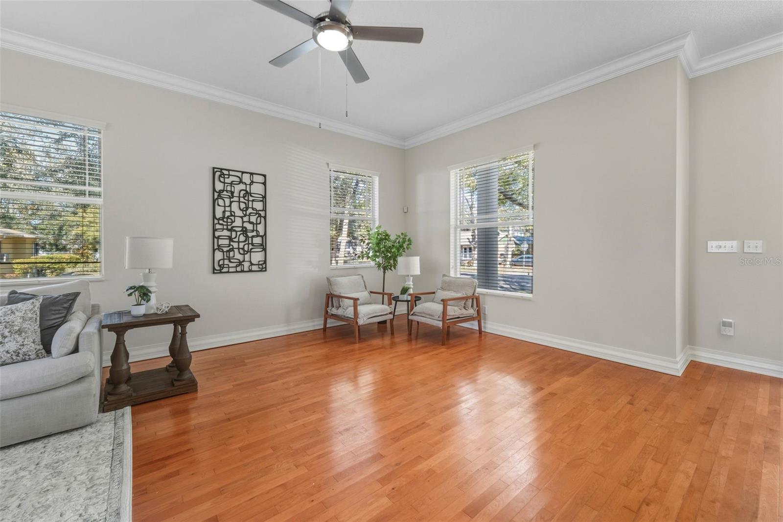 Listing photo id 4 for 2722 Myrtle Avenue