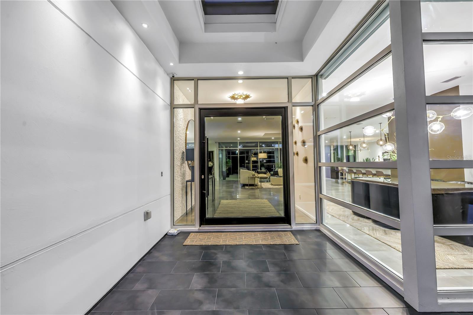 Listing photo id 2 for 3324 Walnut Street Ne