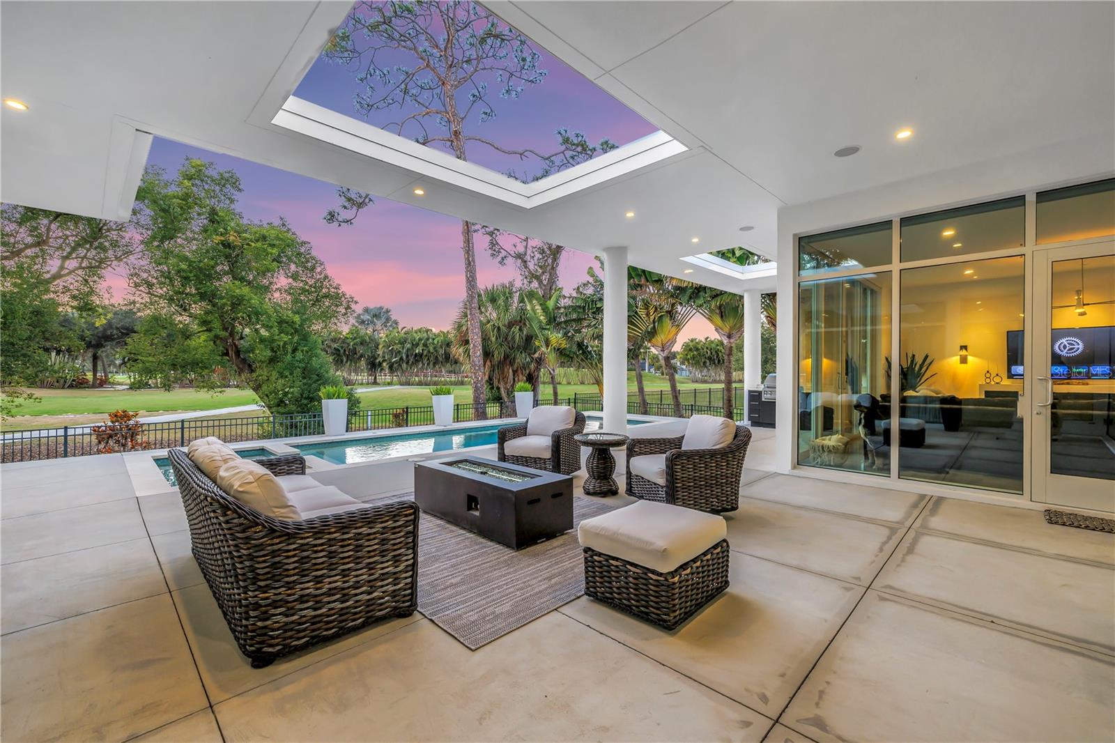 Listing photo id 45 for 3324 Walnut Street Ne