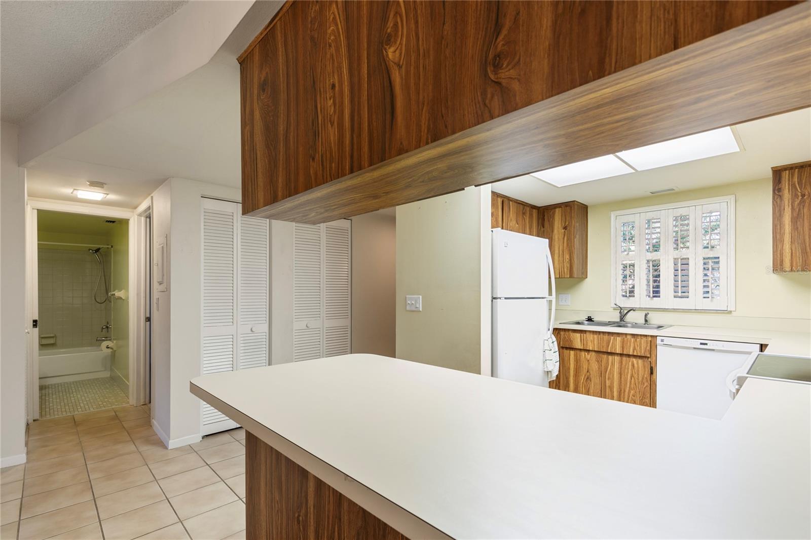 Image 11 of 32 For 101 Lake Avenue Ne 209