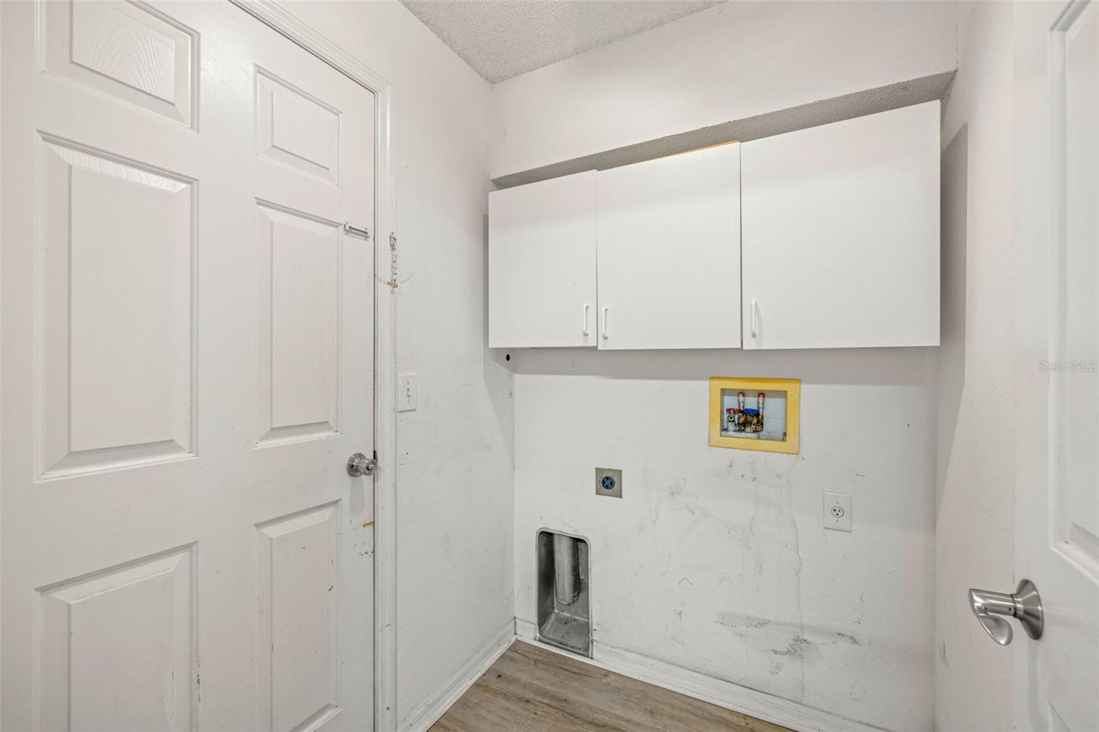 Image 22 of 37 For 6114 School House Court