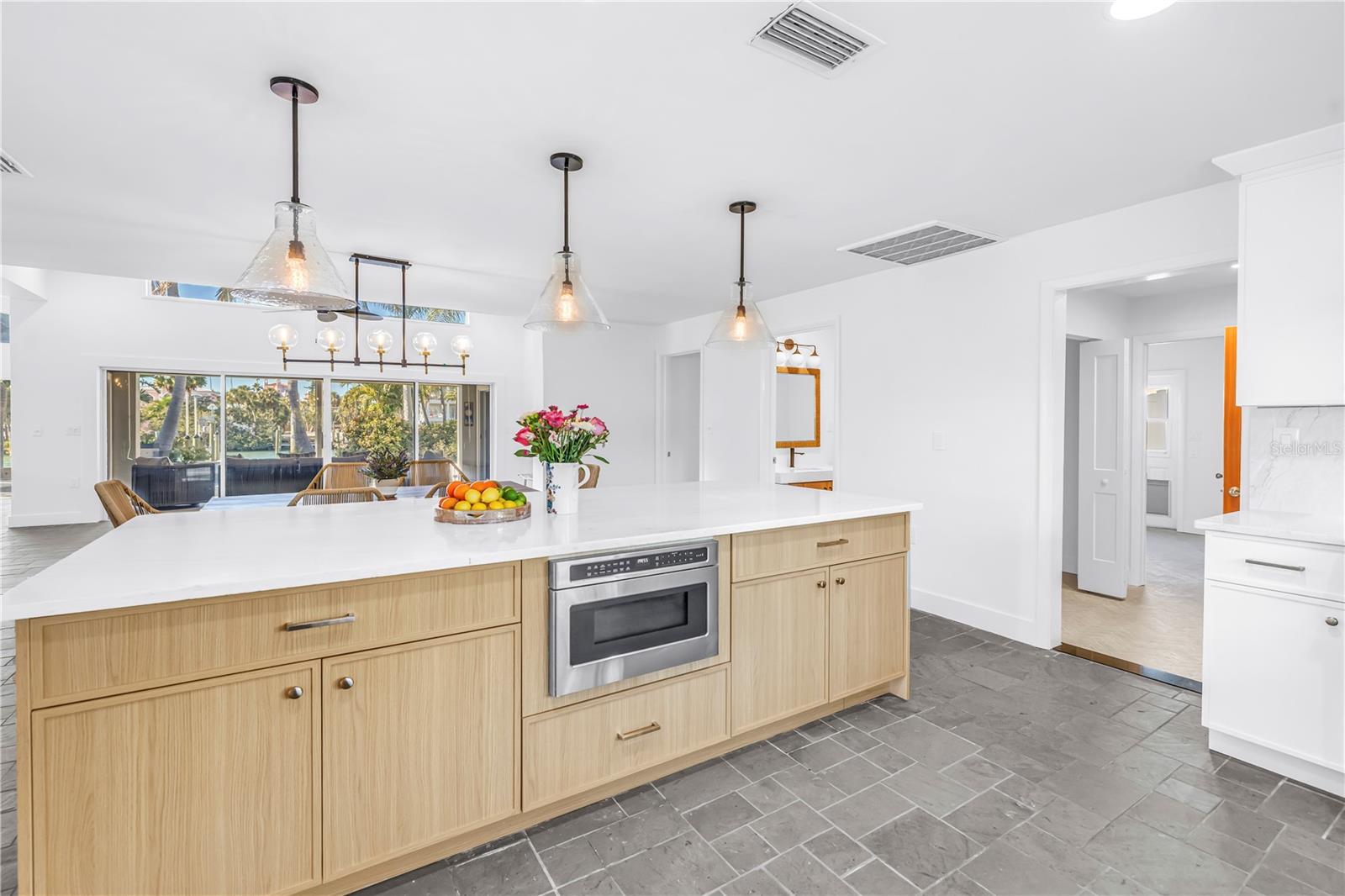 Listing photo id 8 for 2890 Alton Drive