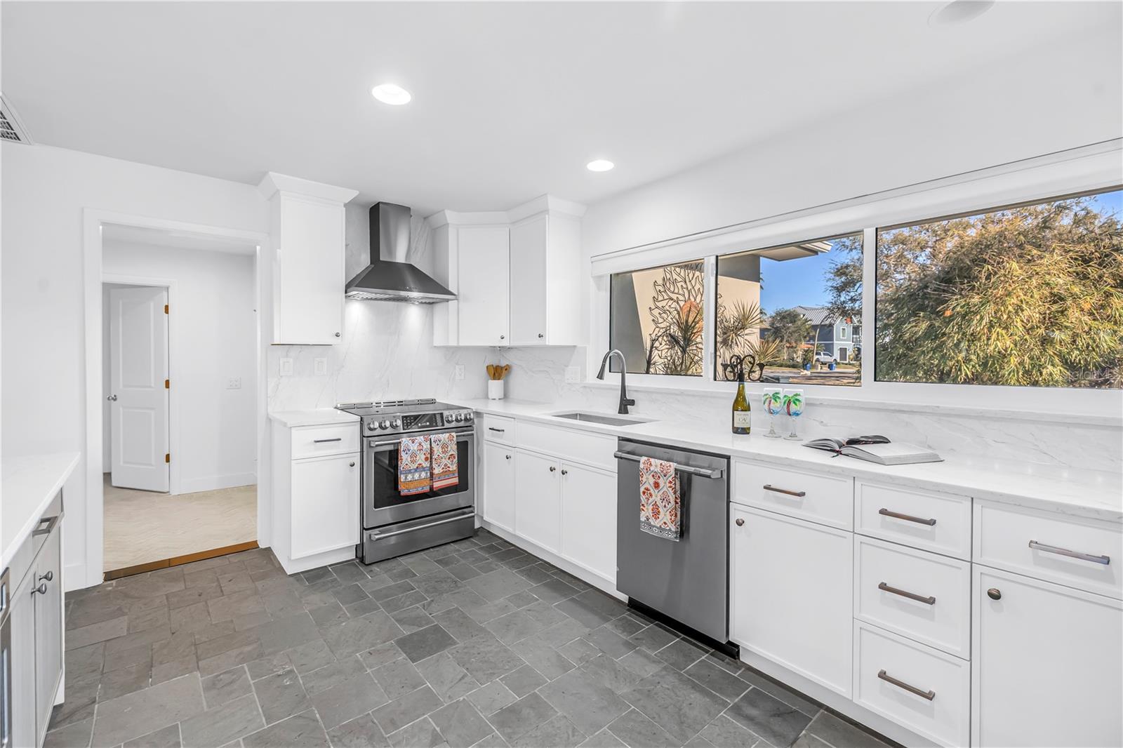 Listing photo id 9 for 2890 Alton Drive