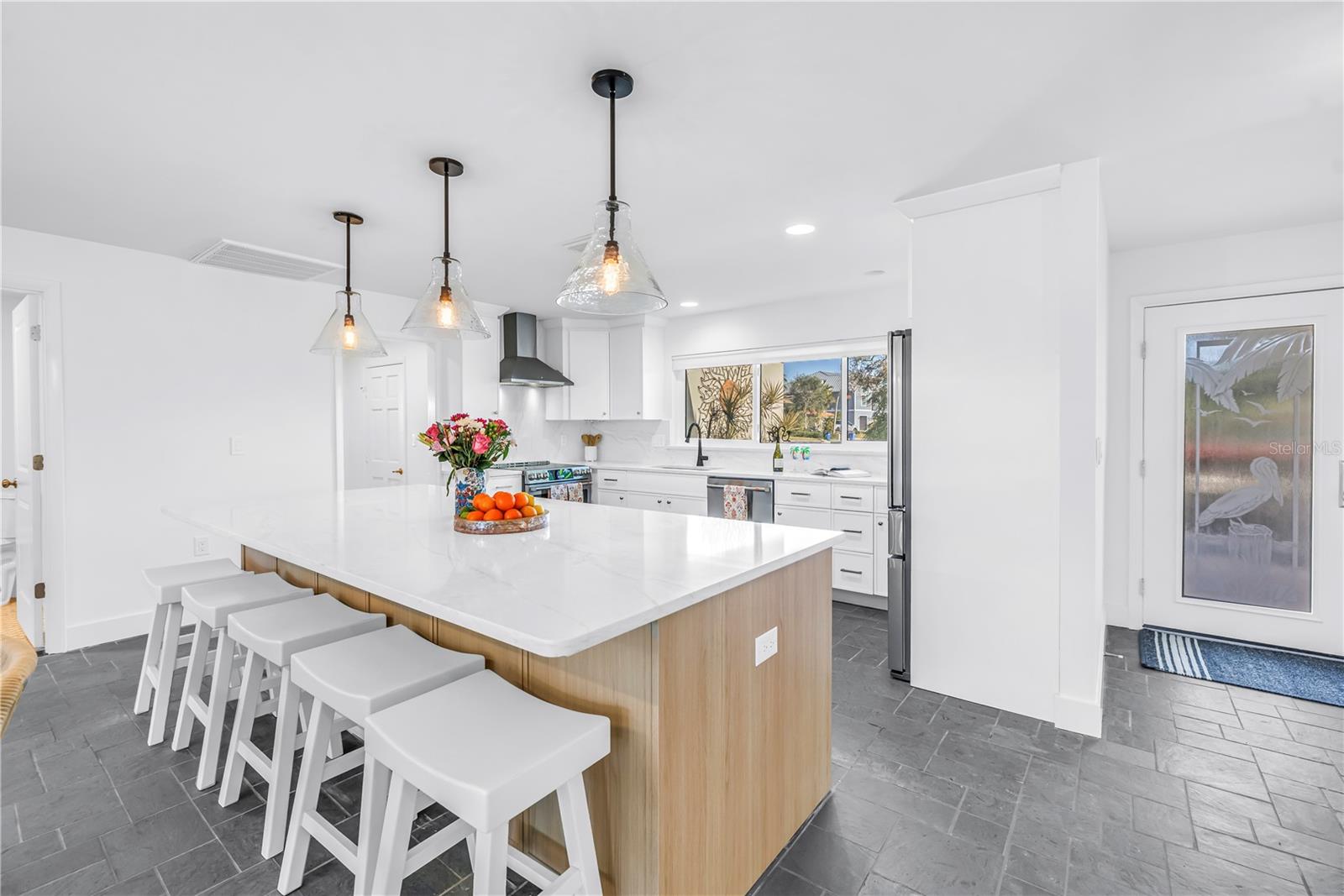 Listing photo id 10 for 2890 Alton Drive