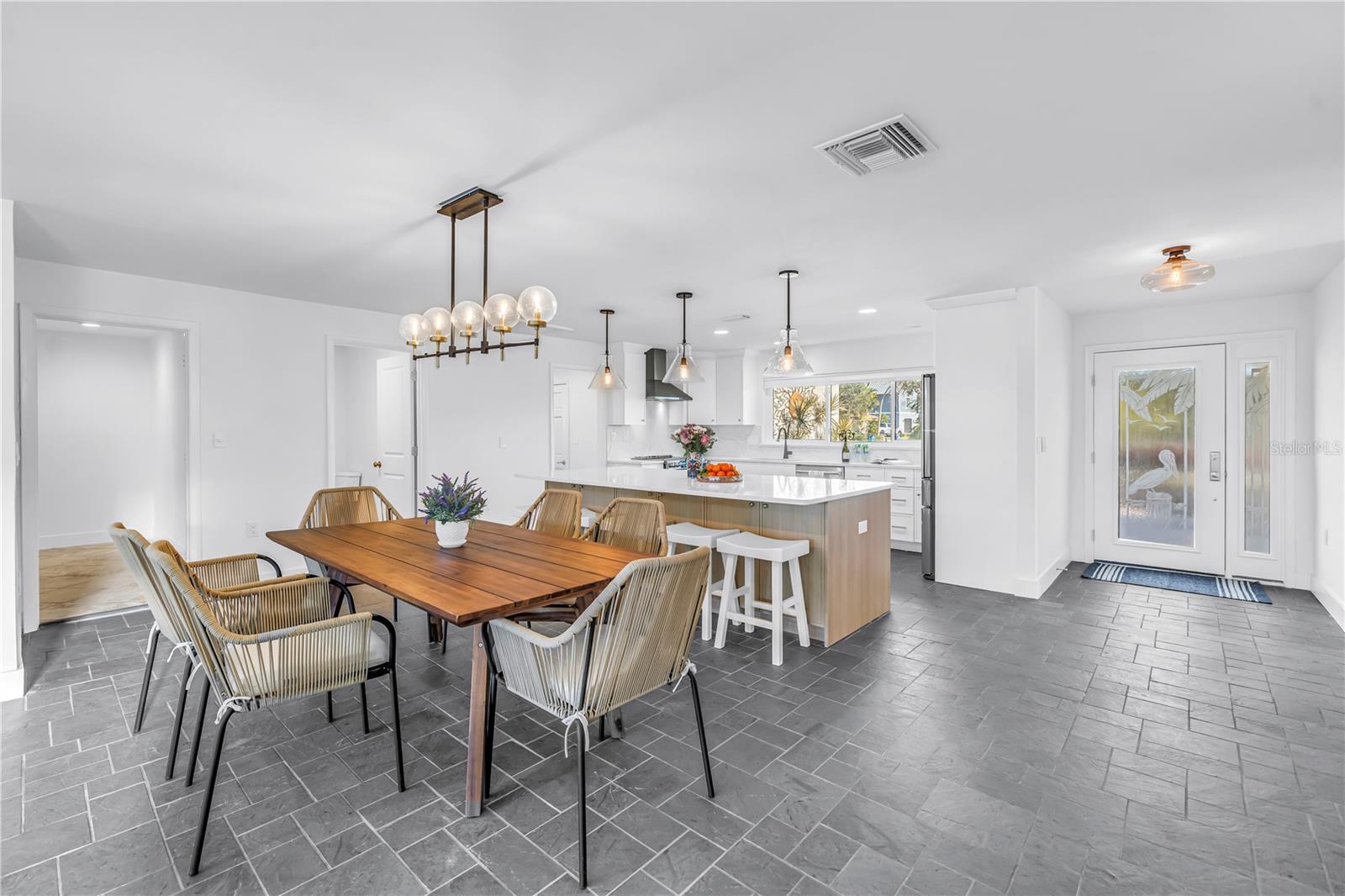 Listing photo id 12 for 2890 Alton Drive