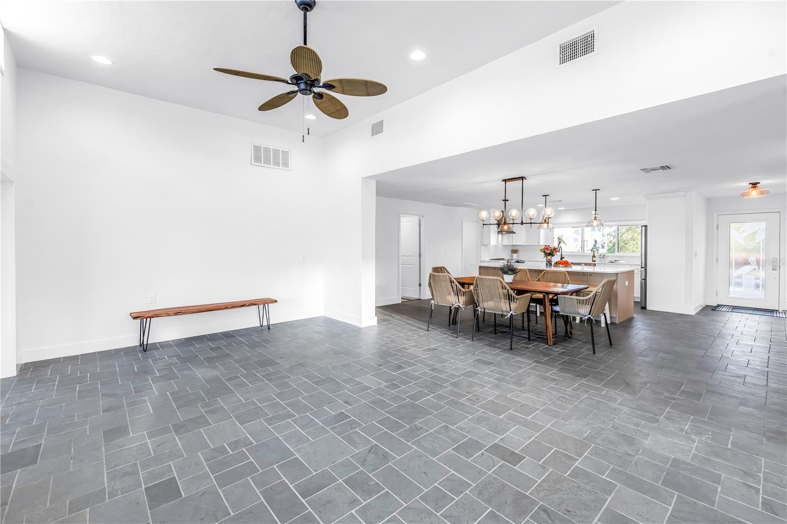 Listing photo id 13 for 2890 Alton Drive