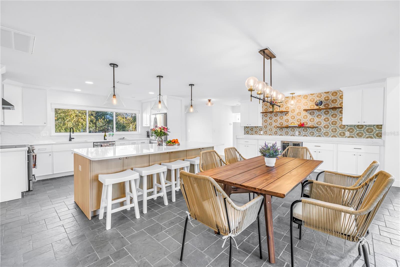 Listing photo id 14 for 2890 Alton Drive