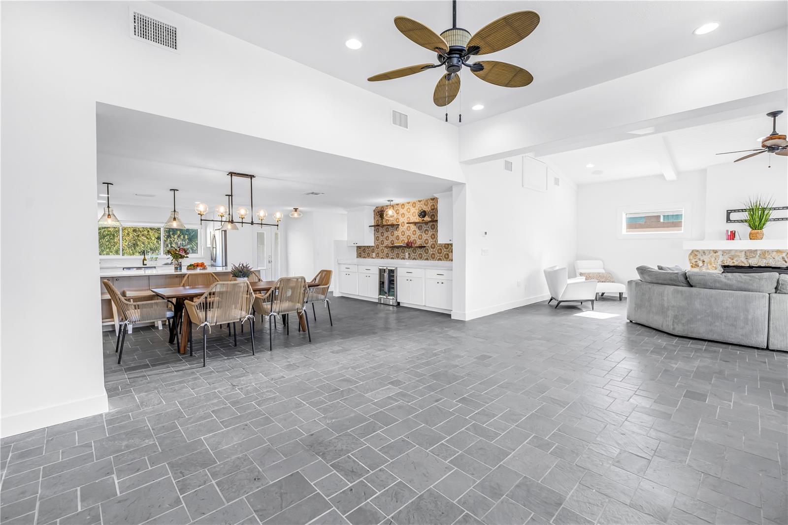 Listing photo id 17 for 2890 Alton Drive