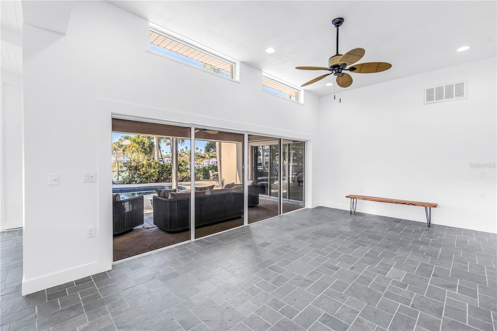 Listing photo id 19 for 2890 Alton Drive