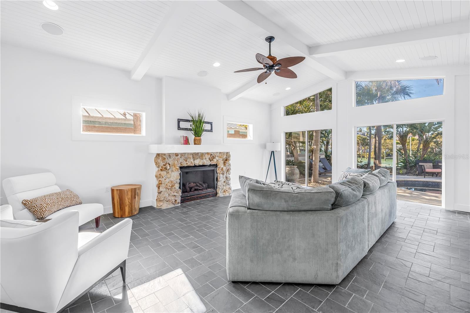 Listing photo id 20 for 2890 Alton Drive